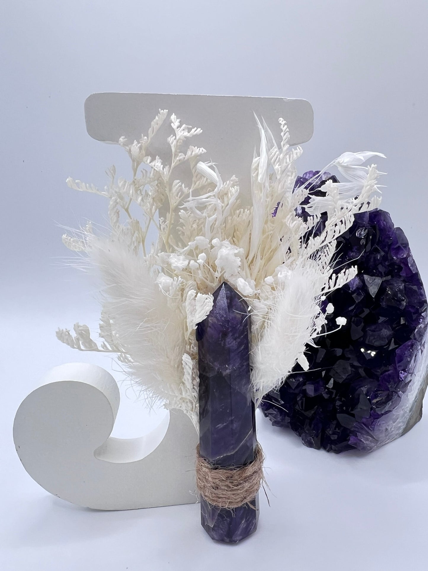Personalisierter Holzbuchstabe mit Amethyst-Turm & Trockenblumen – liebevolle Dekoration mit Bedeutung