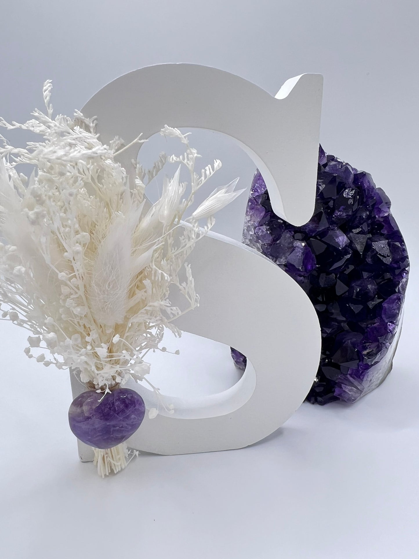 Personalisierter Holzbuchstabe mit Amethyst-Herz & Trockenblumen – Dekoration mit Bedeutung