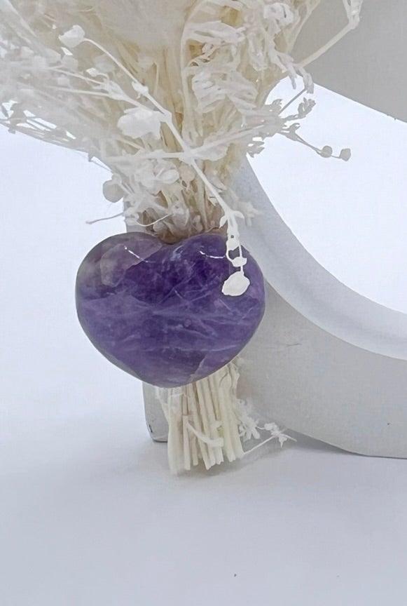 Personalisierter Holzbuchstabe mit Amethyst-Herz & Trockenblumen – Dekoration mit Bedeutung