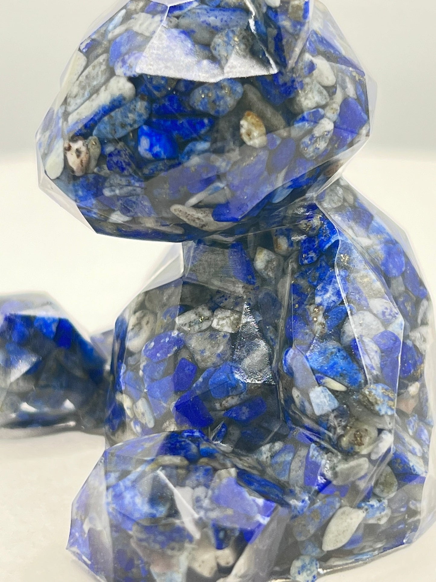 Resin-Bär mit Lapis Lazuli Kristallen – liebevoll gefertigtes Unikat voller Magie