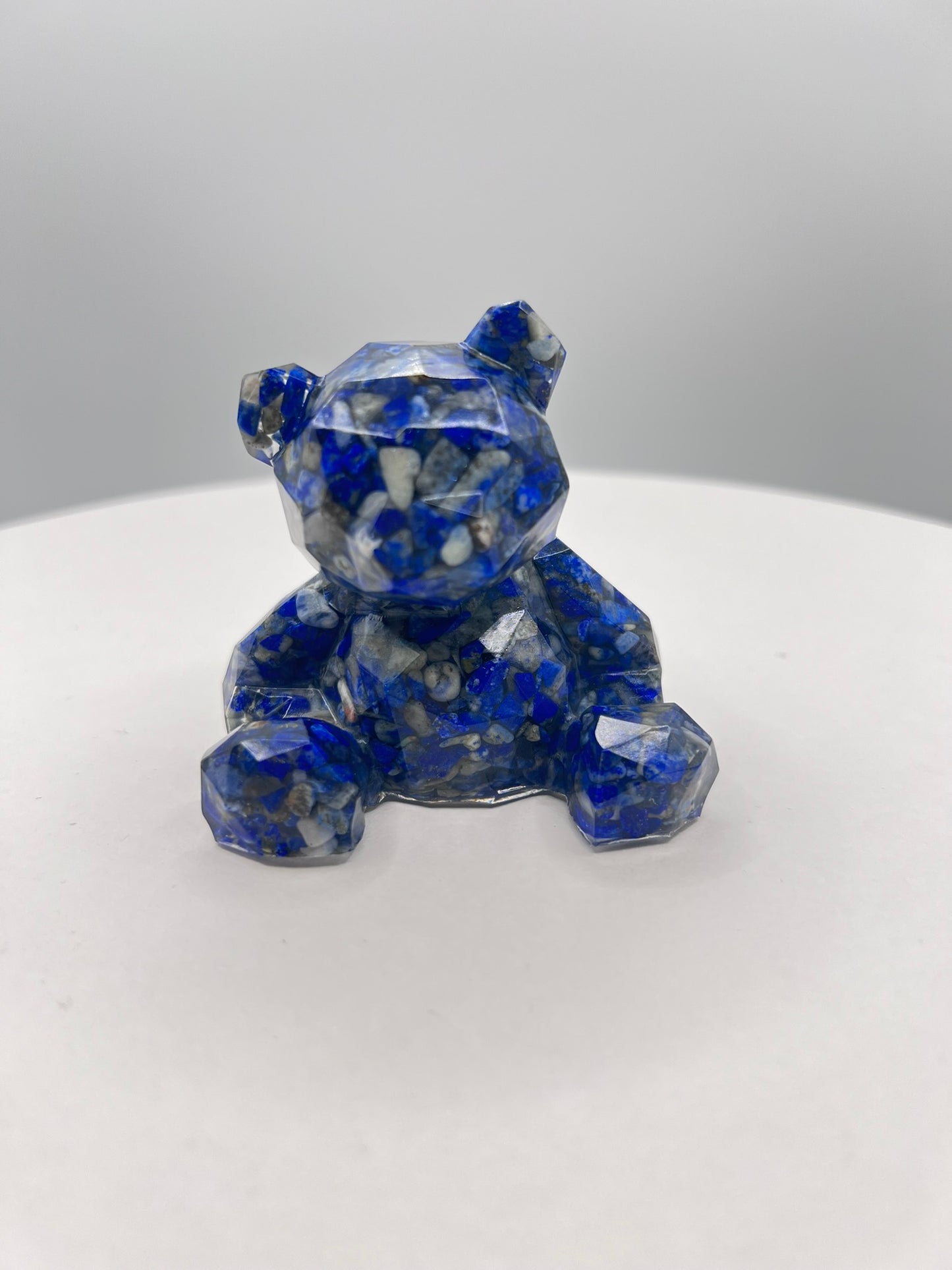 Resin-Bär mit Lapis Lazuli Kristallen – liebevoll gefertigtes Unikat voller Magie
