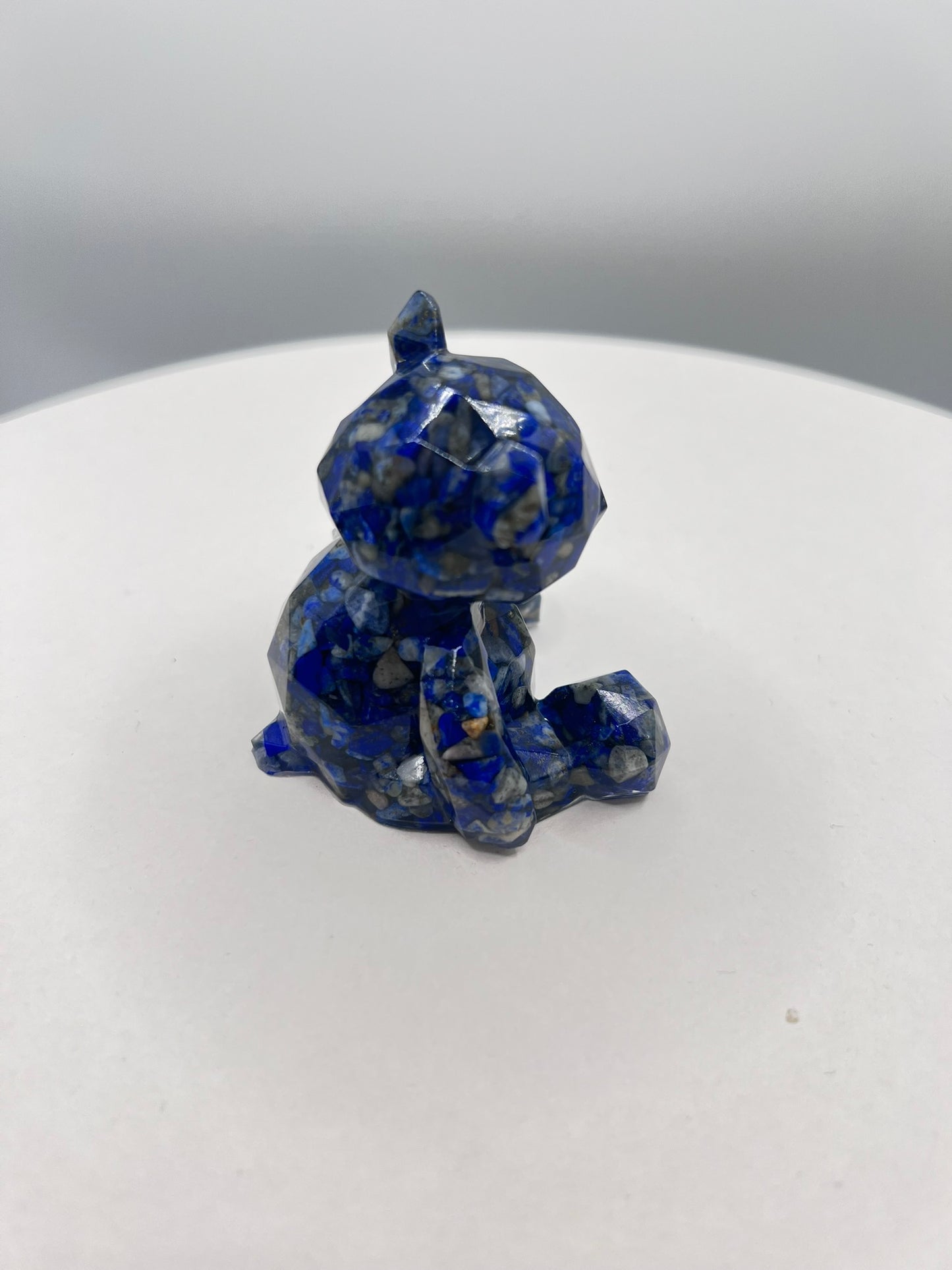 Resin-Bär mit Lapis Lazuli Kristallen – liebevoll gefertigtes Unikat voller Magie