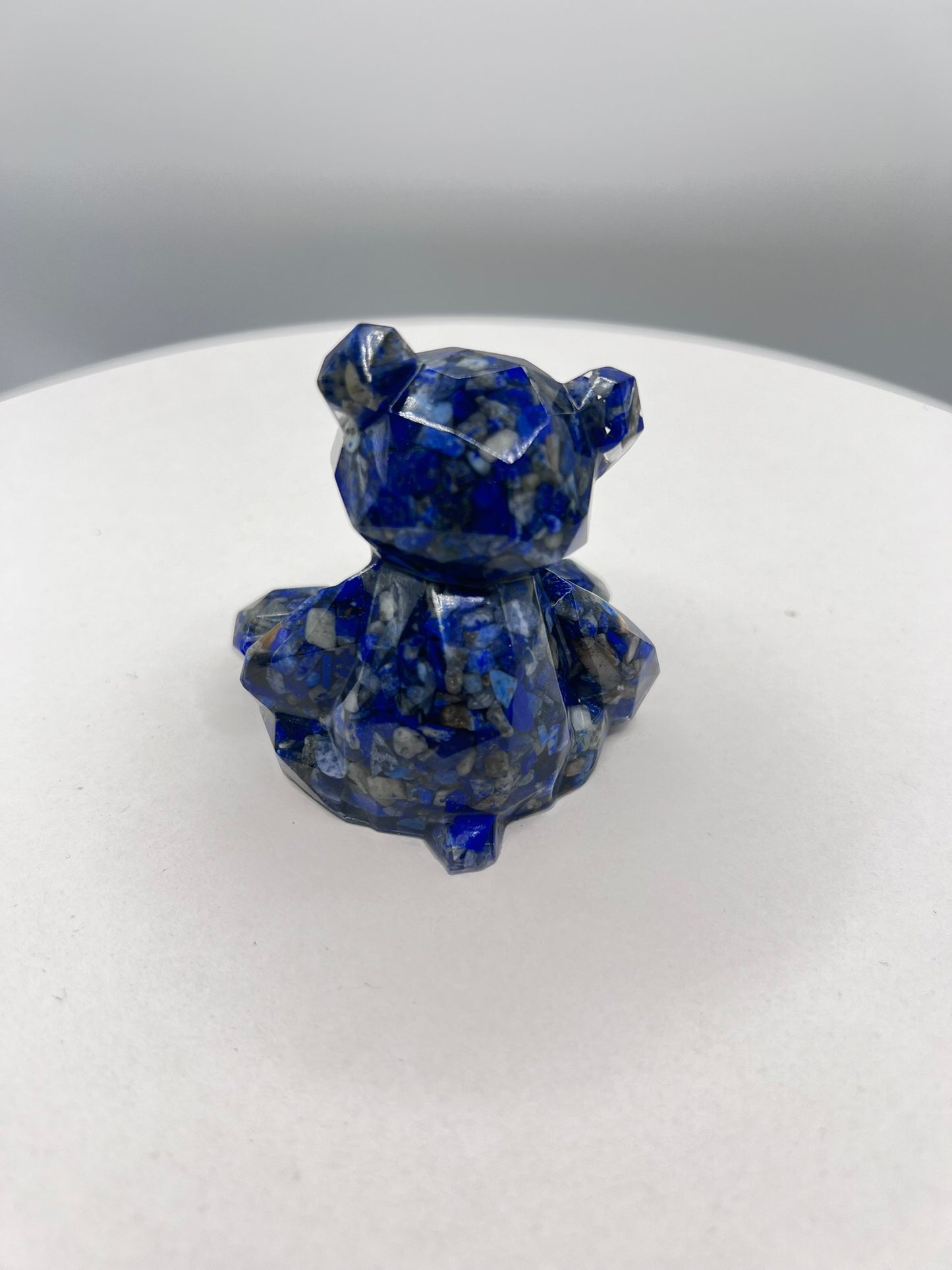 Resin-Bär mit Lapis Lazuli Kristallen – liebevoll gefertigtes Unikat voller Magie