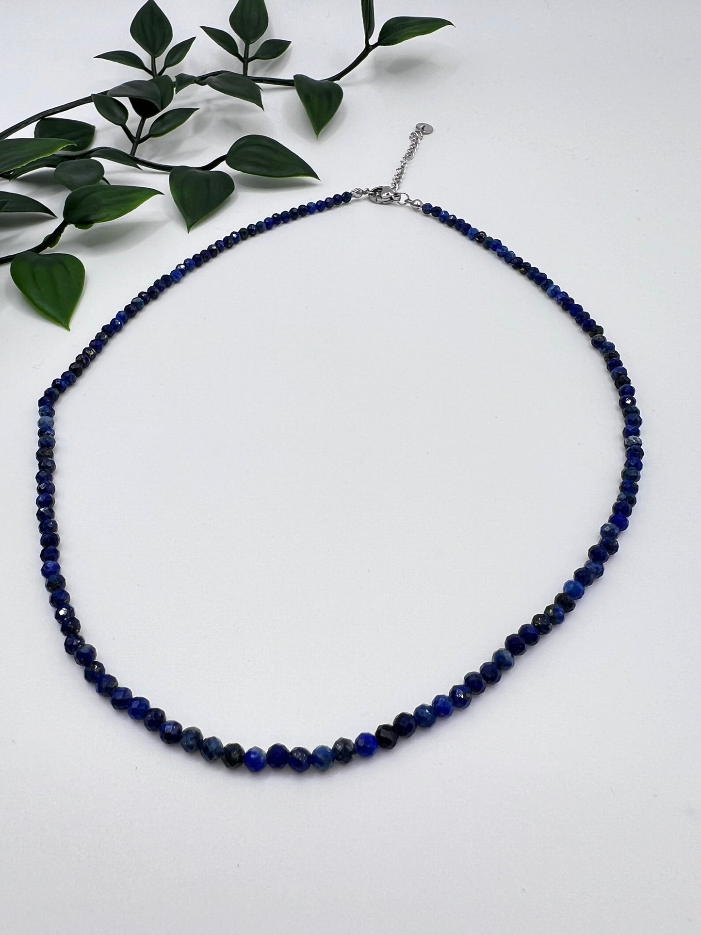 Elegante Lapis Lazuli Halskette, facettiert – Ausdruck von Wahrheit & innerer Stärke