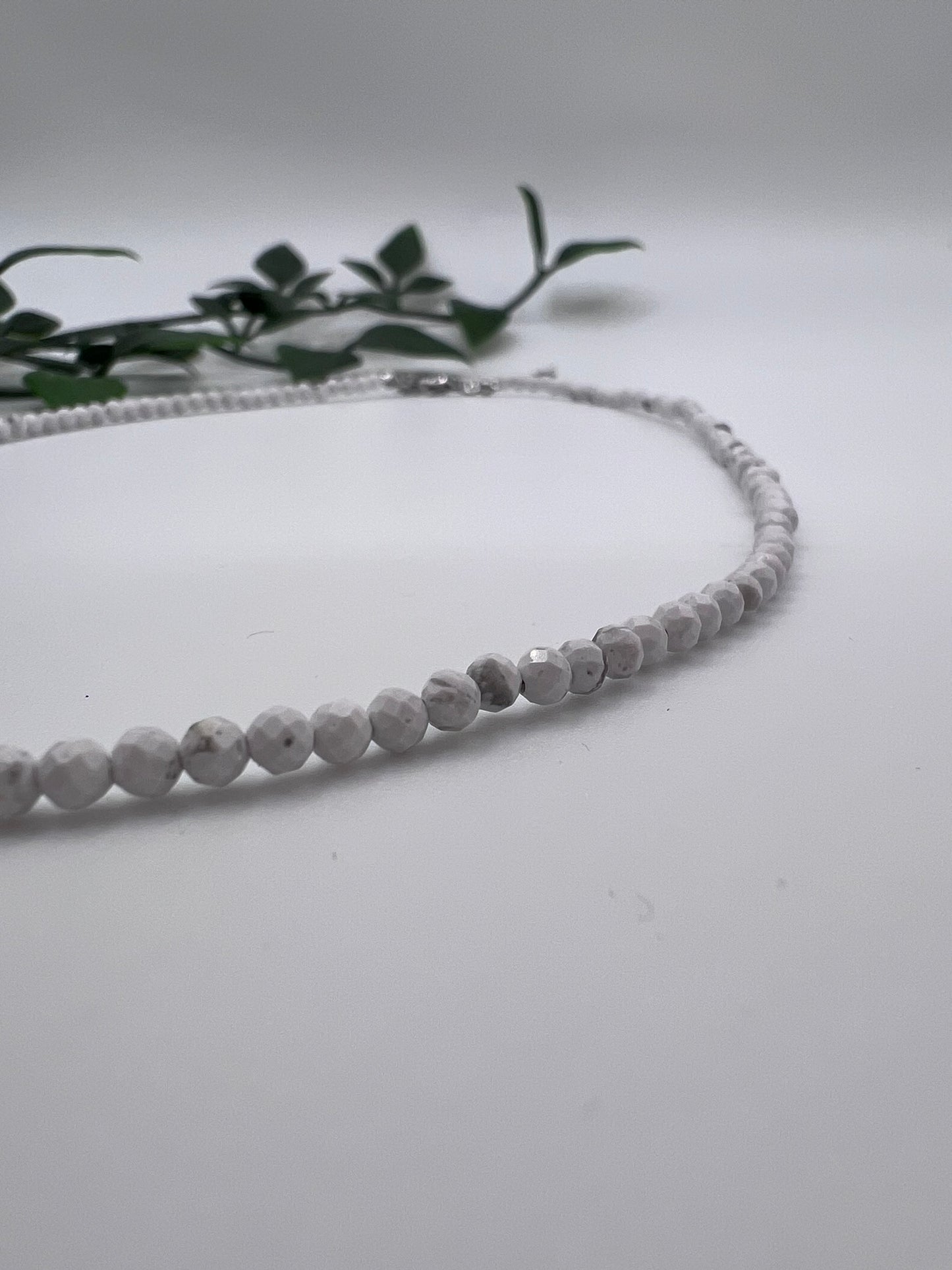 Zarte Magnesit Halskette, facettiert – Ruhe & Gelassenheit in eleganter Form