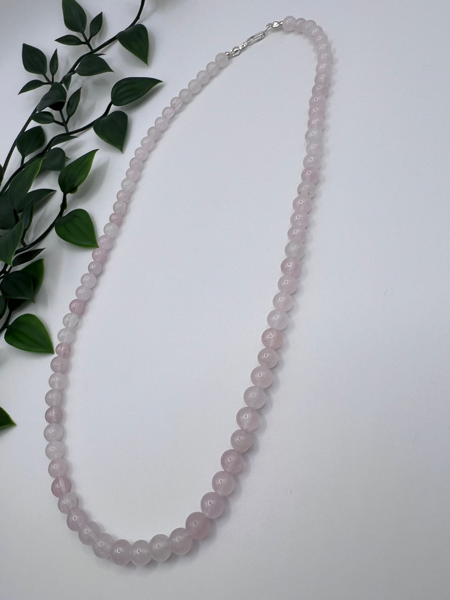 Rosenquarz Perlenkette – Liebe zum Tragen