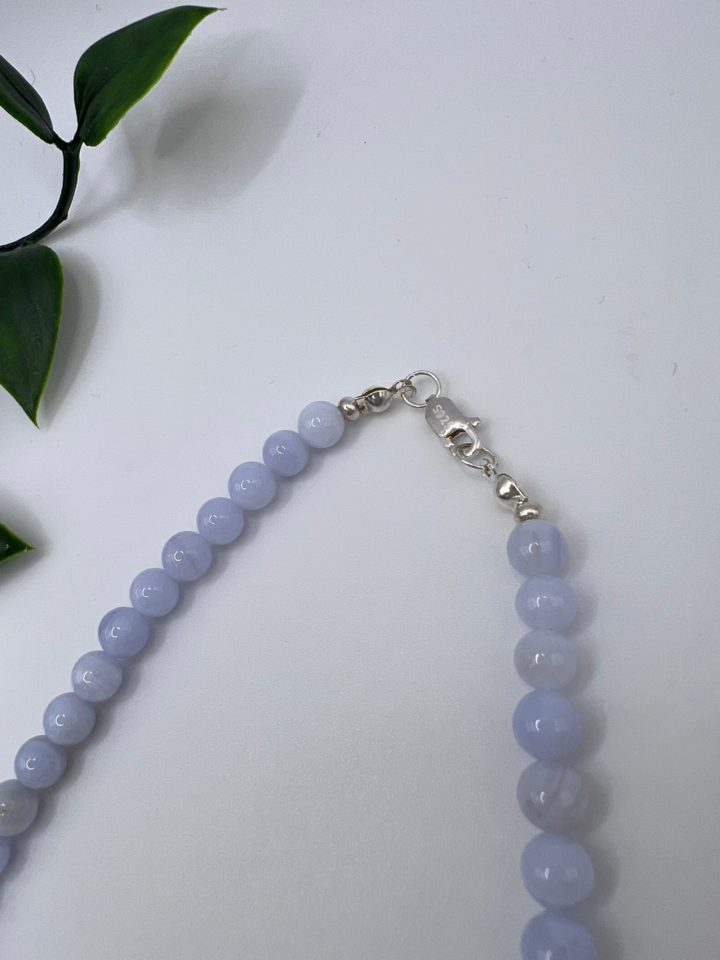 Chalcedon Perlenkette – Sanfte Stärke in zartem Blau