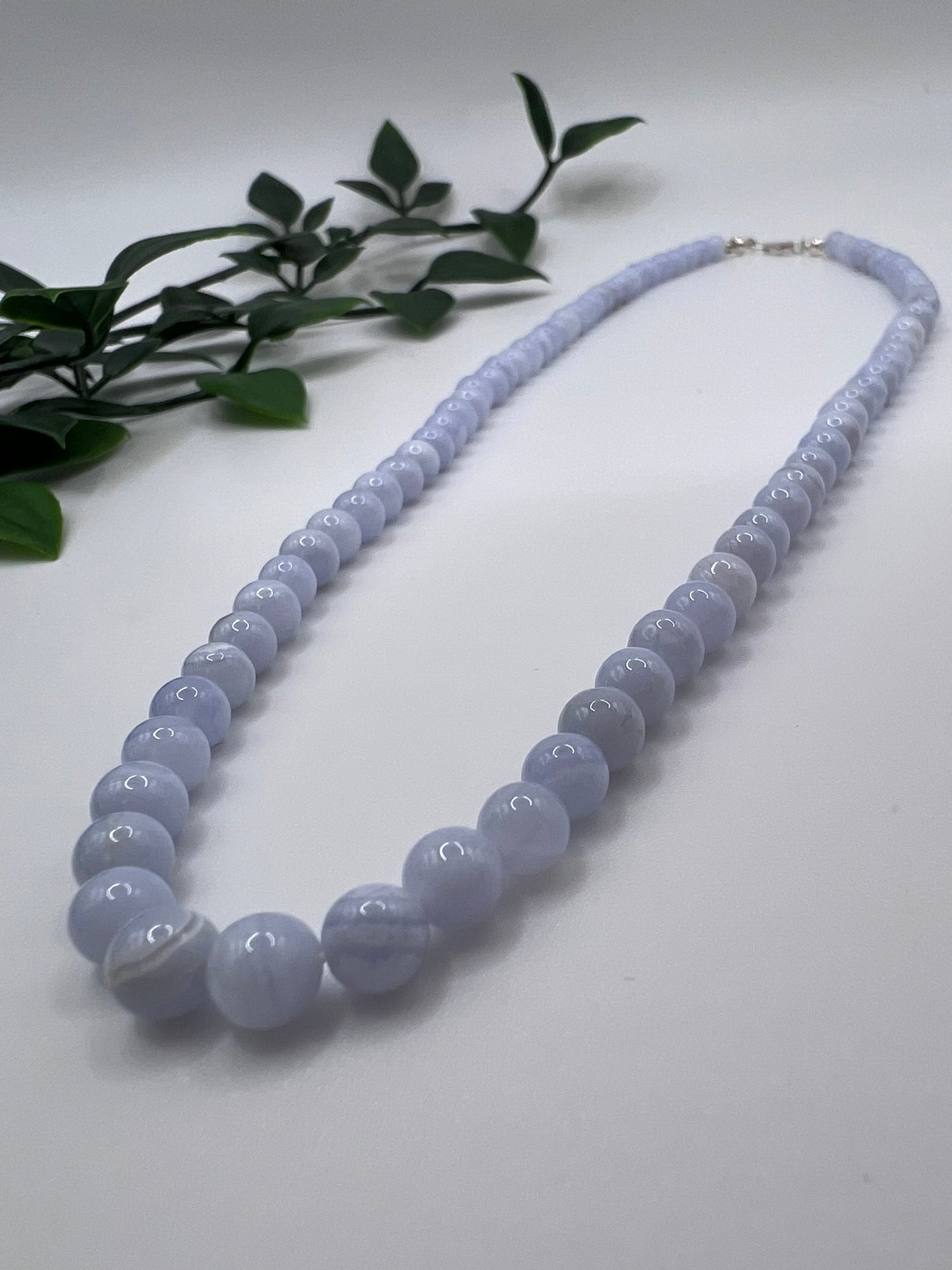 Chalcedon Perlenkette – Sanfte Stärke in zartem Blau