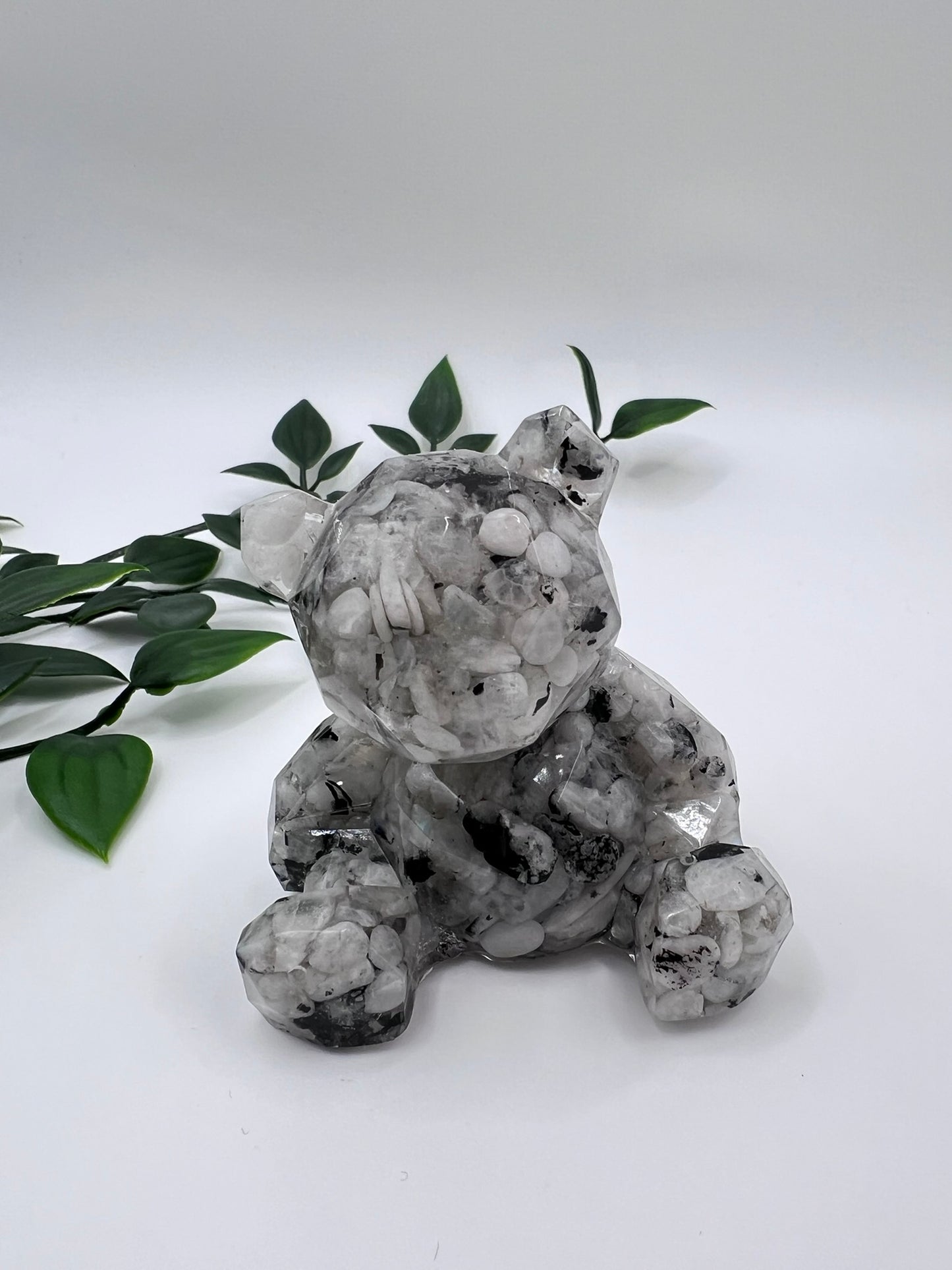 Resin-Bär mit Mondstein Kristallen – liebevoll gefertigtes Unikat voller Magie