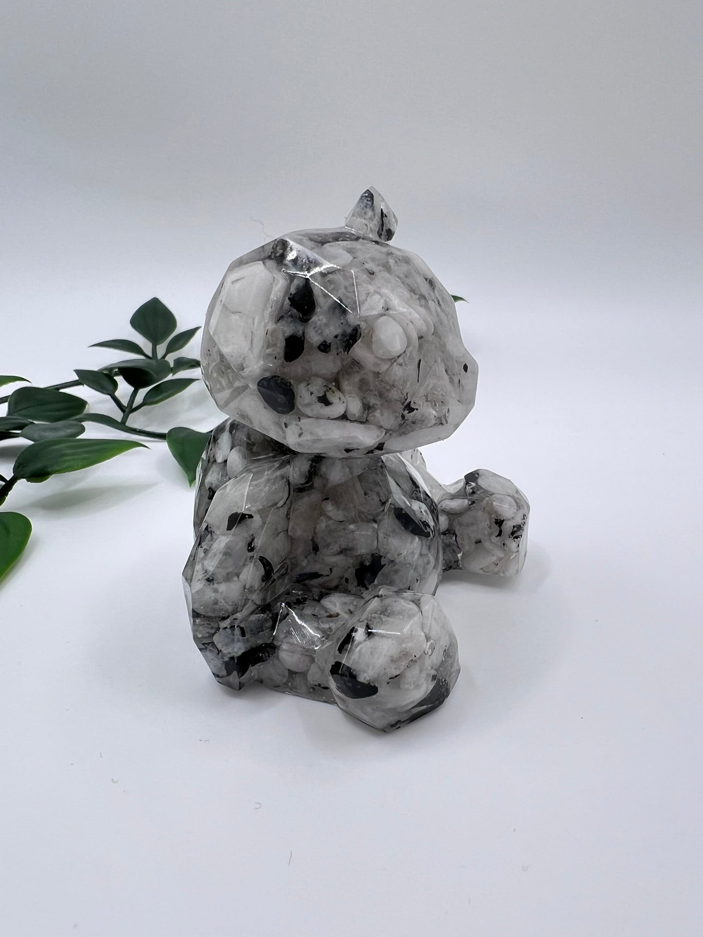 Resin-Bär mit Mondstein Kristallen – liebevoll gefertigtes Unikat voller Magie