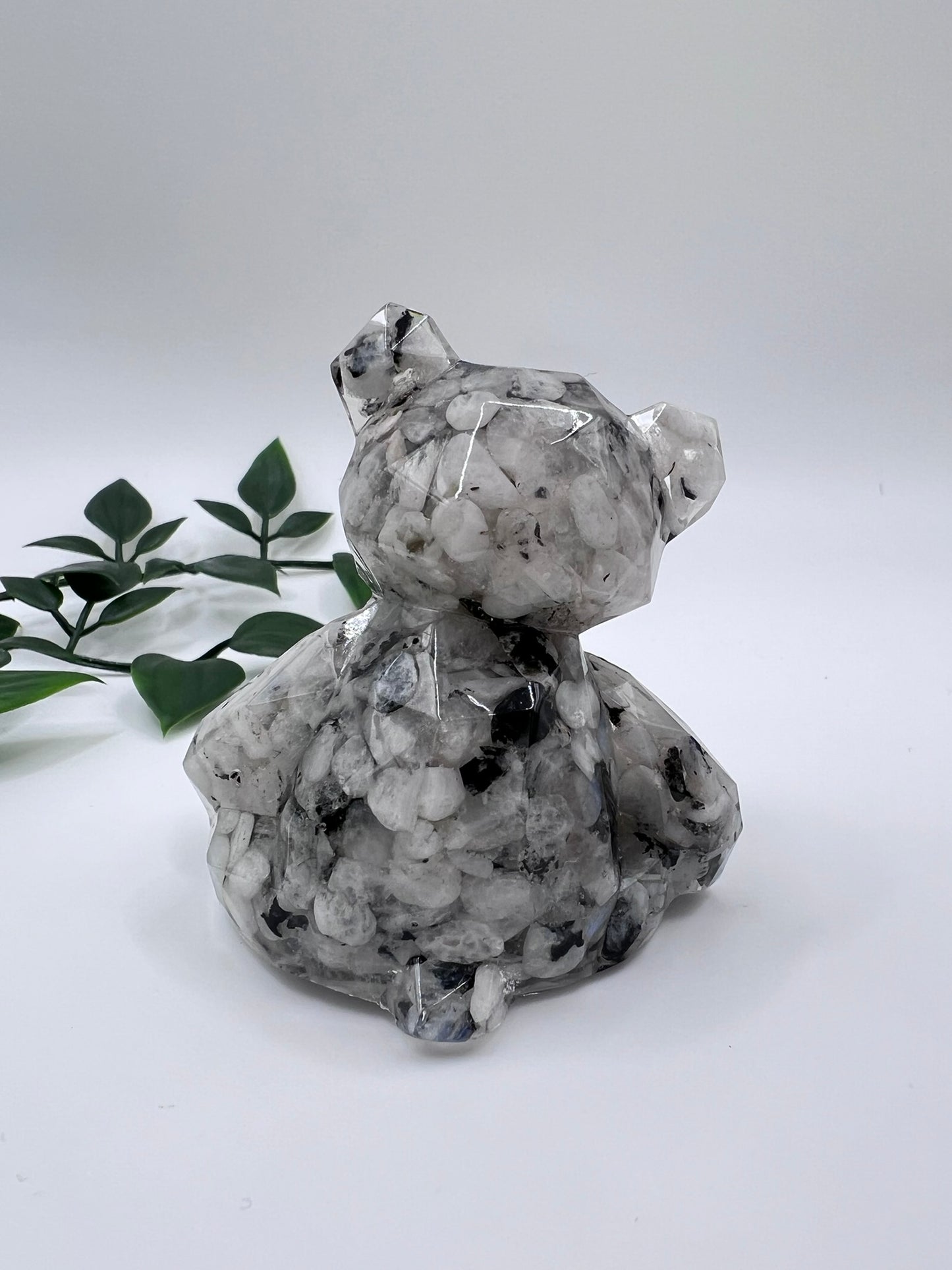 Resin-Bär mit Mondstein Kristallen – liebevoll gefertigtes Unikat voller Magie
