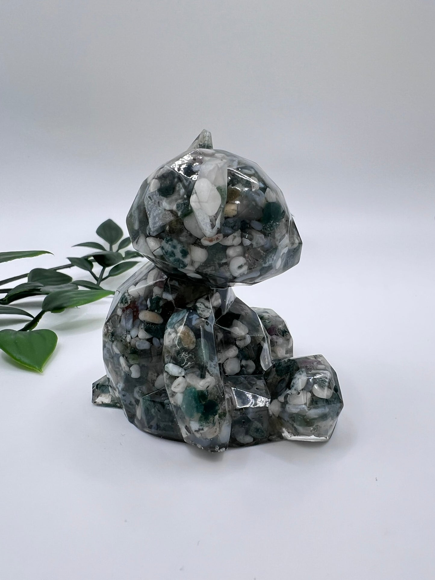 Resin-Bär mit Moosachat Kristallen – liebevoll gefertigtes Unikat voller Magie