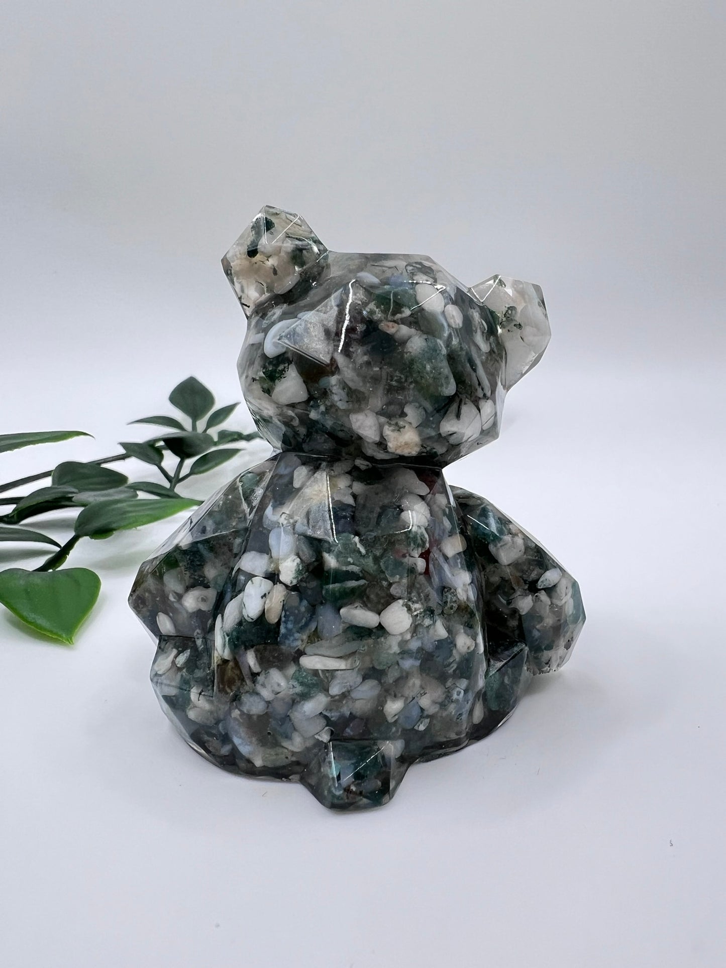 Resin-Bär mit Moosachat Kristallen – liebevoll gefertigtes Unikat voller Magie