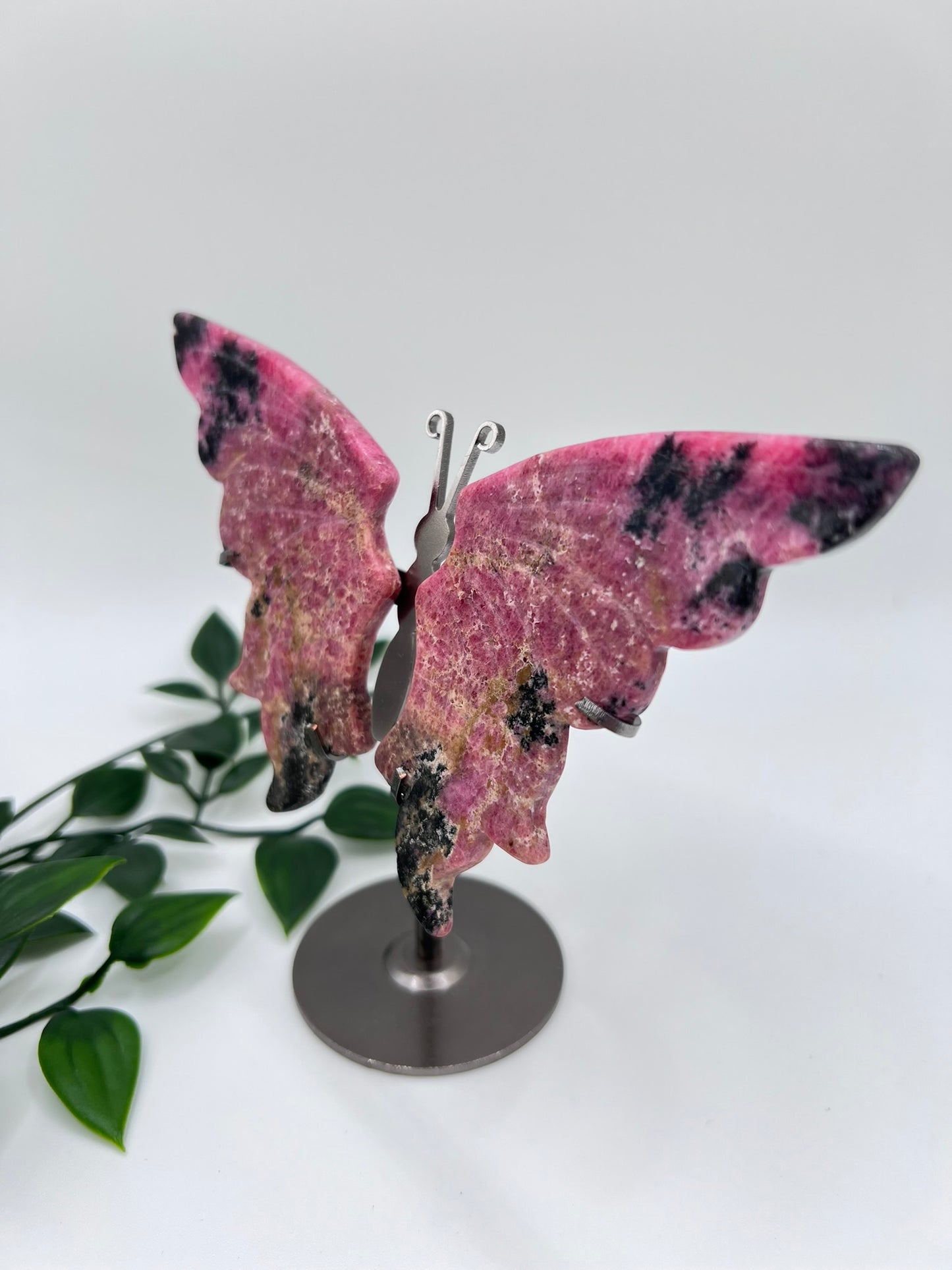 Kristallschmetterling aus Rhodonit – Heilung, Harmonie & emotionale Ausgewogenheit - S