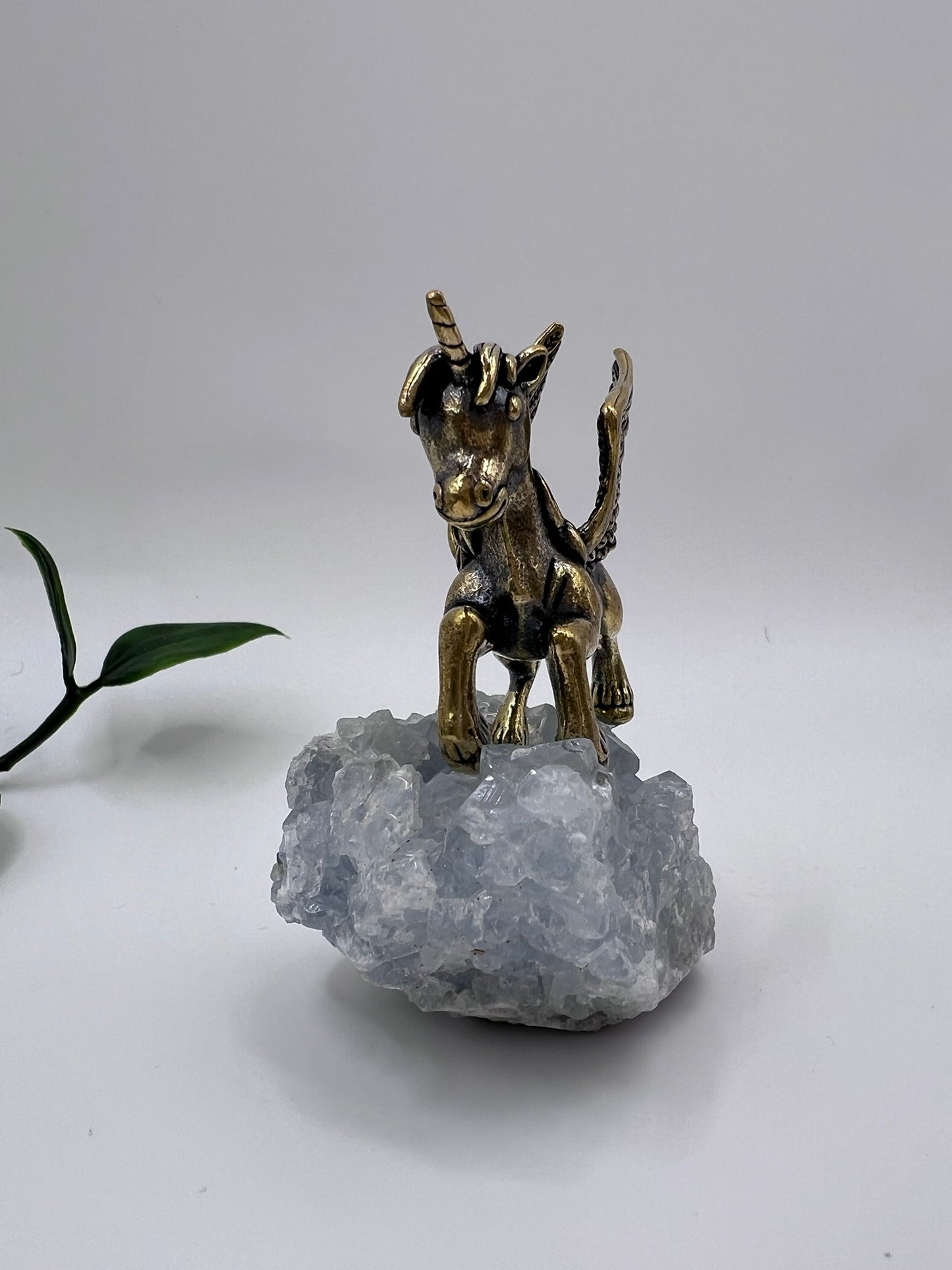 Einhorn auf Himmelsstein – Magische Dekoration mit Calcit