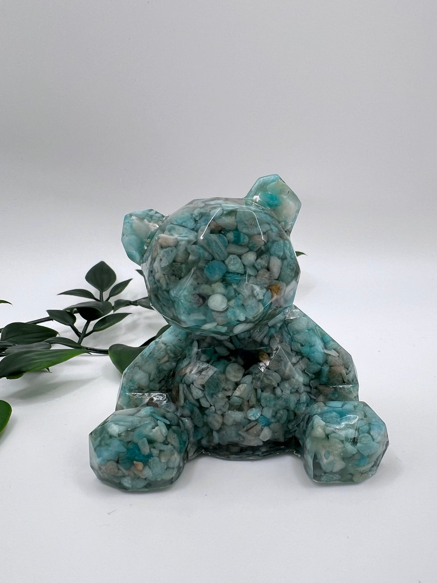 Resin-Bär mit Amazonit Kristallen – liebevoll gefertigtes Unikat voller Magie