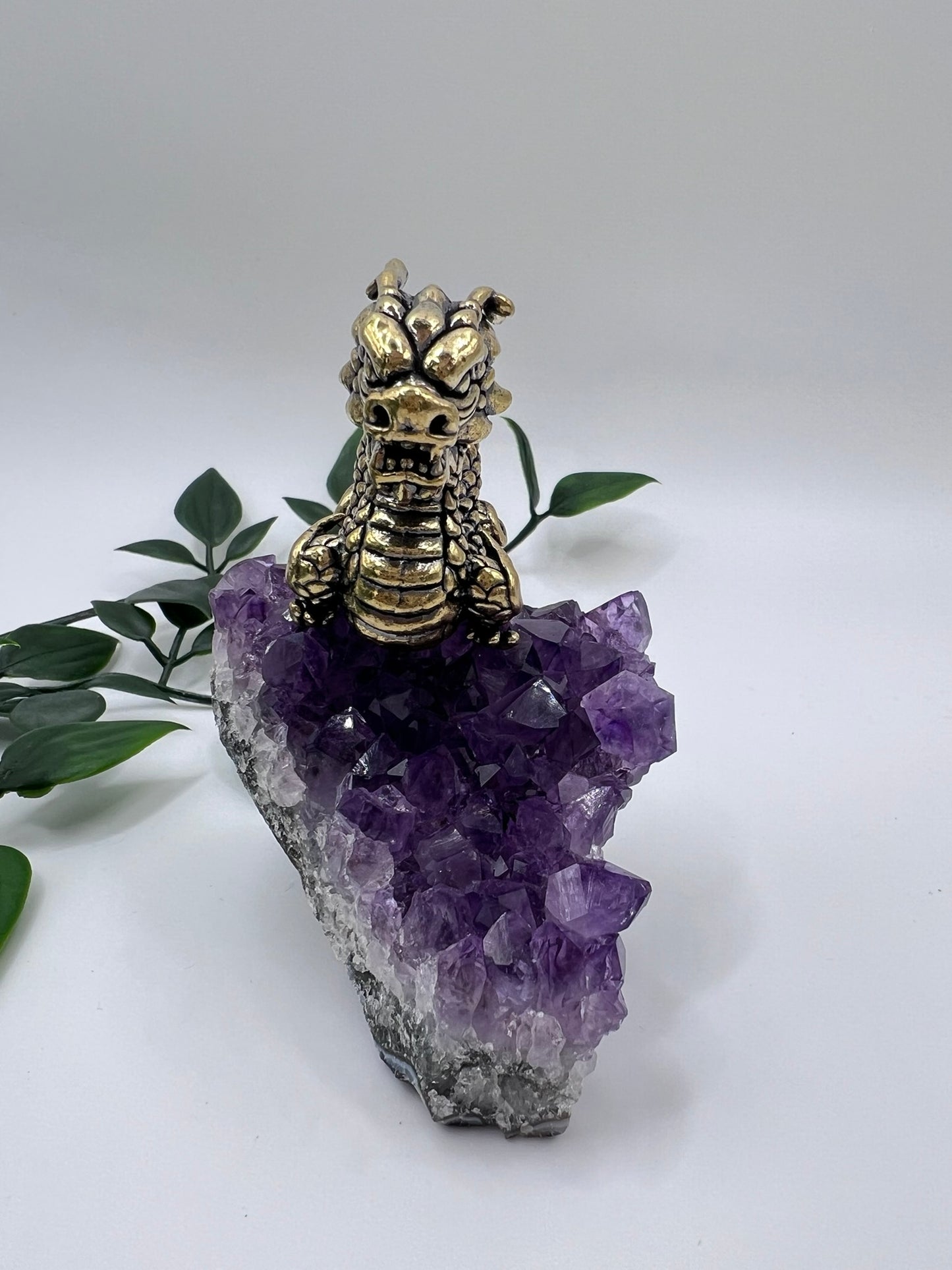 Amethyst-Cluster mit Drachenfigur – Mystik, Schutz & spirituelle Kraft