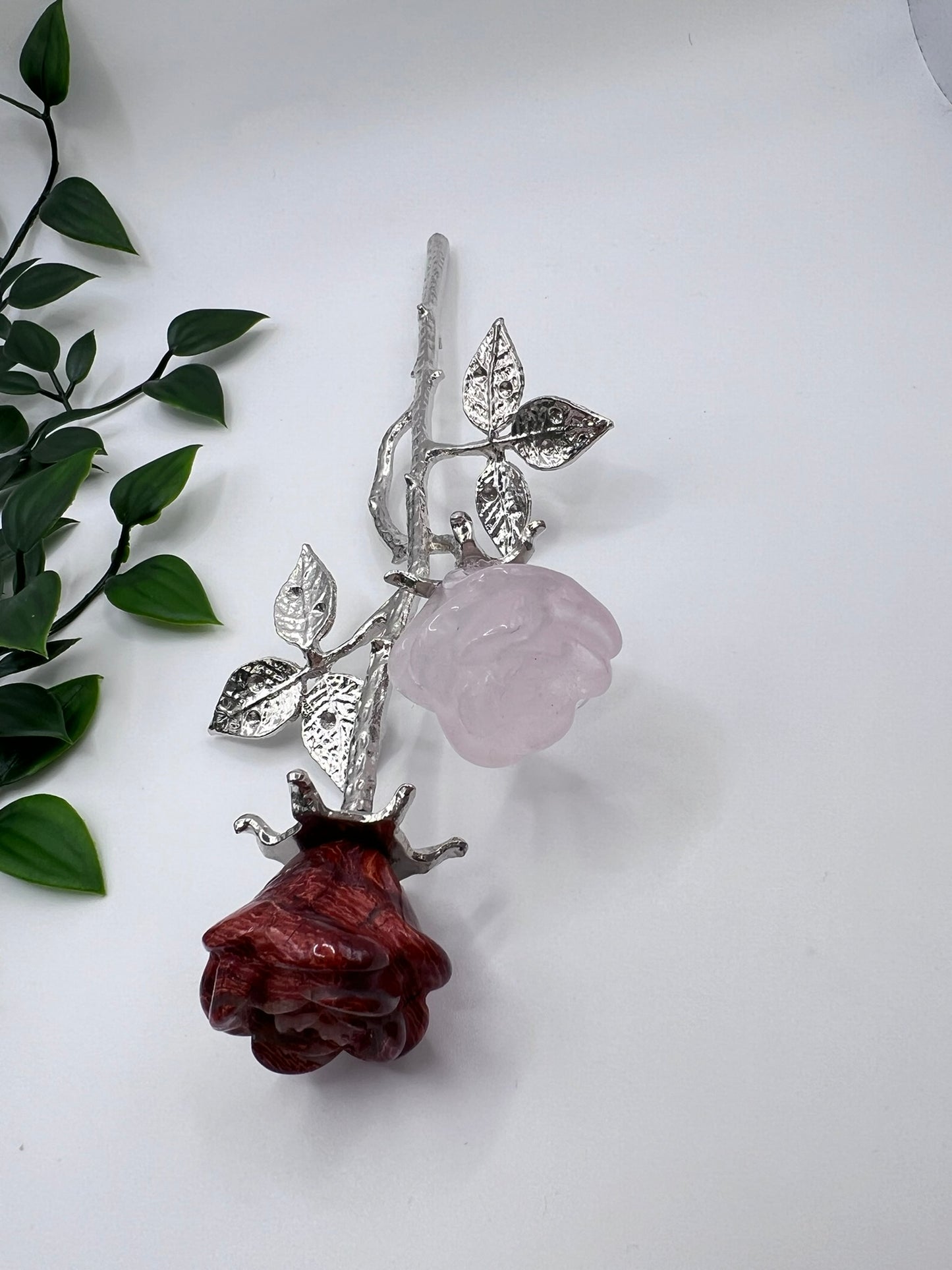Doppel-Rose mit Rosenquarz & roter Jaspis-Blüte – ca. 24 cm – Symbol für Liebe, Stärke & Harmonie