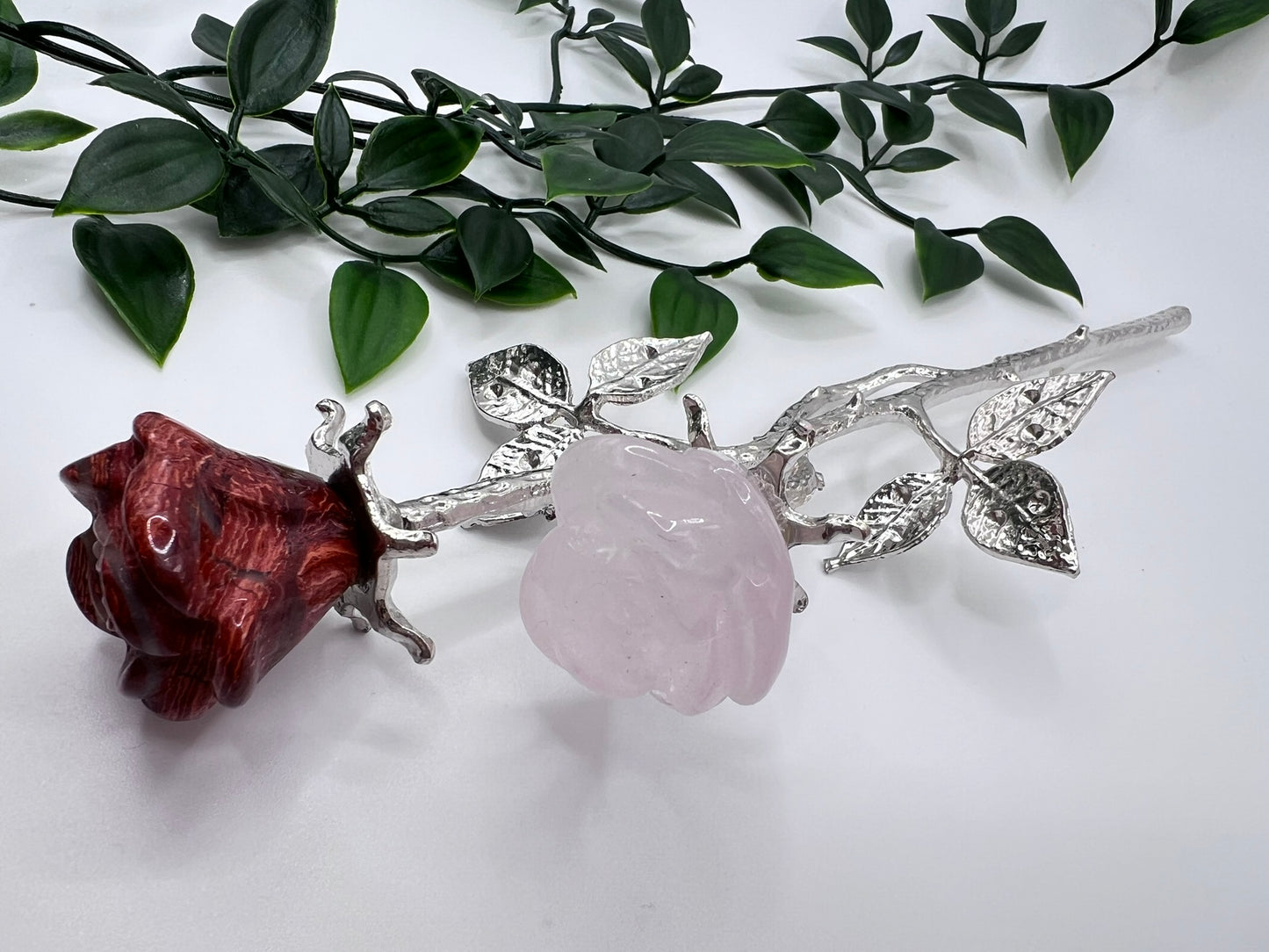Doppel-Rose mit Rosenquarz & roter Jaspis-Blüte – ca. 24 cm – Symbol für Liebe, Stärke & Harmonie