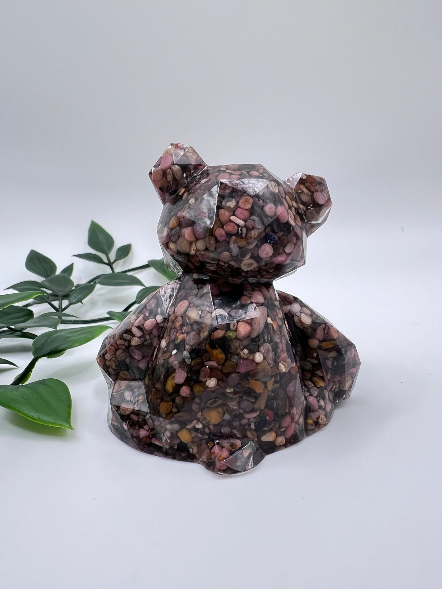 Resin-Bär mit Rhodonit Kristallen – liebevoll gefertigtes Unikat voller Magie