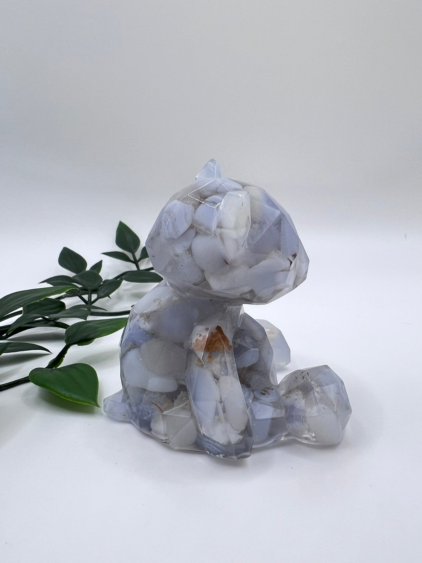 Resin-Bär mit Chalcedon Kristallen – liebevoll gefertigtes Unikat voller Magie