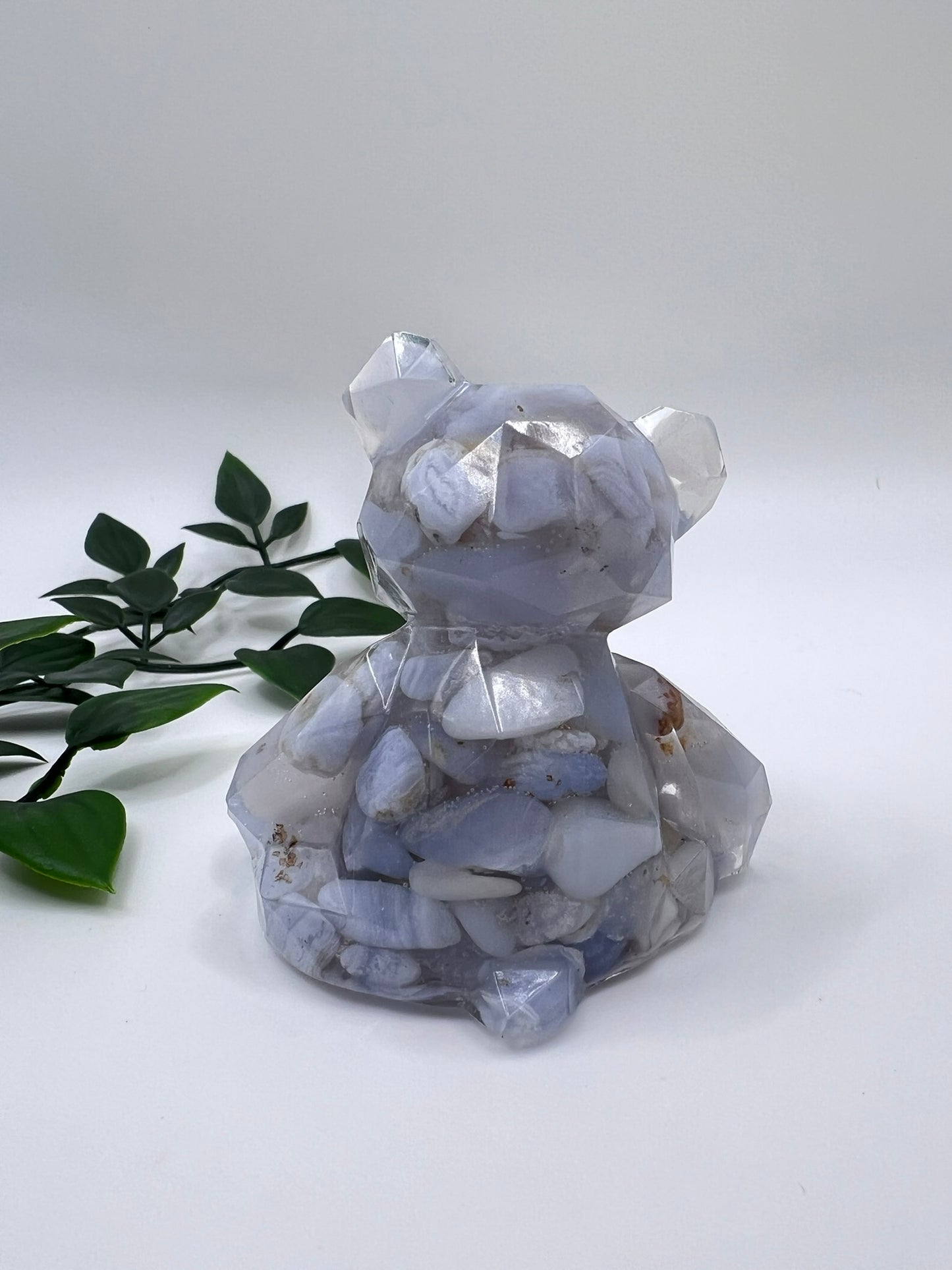 Resin-Bär mit Chalcedon Kristallen – liebevoll gefertigtes Unikat voller Magie