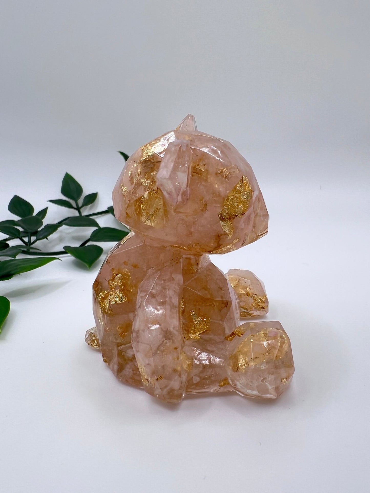 Resin-Bär mit Rosenquarz Kristallen und Blattgold – liebevoll gefertigtes Unikat voller Magie (Kopie)
