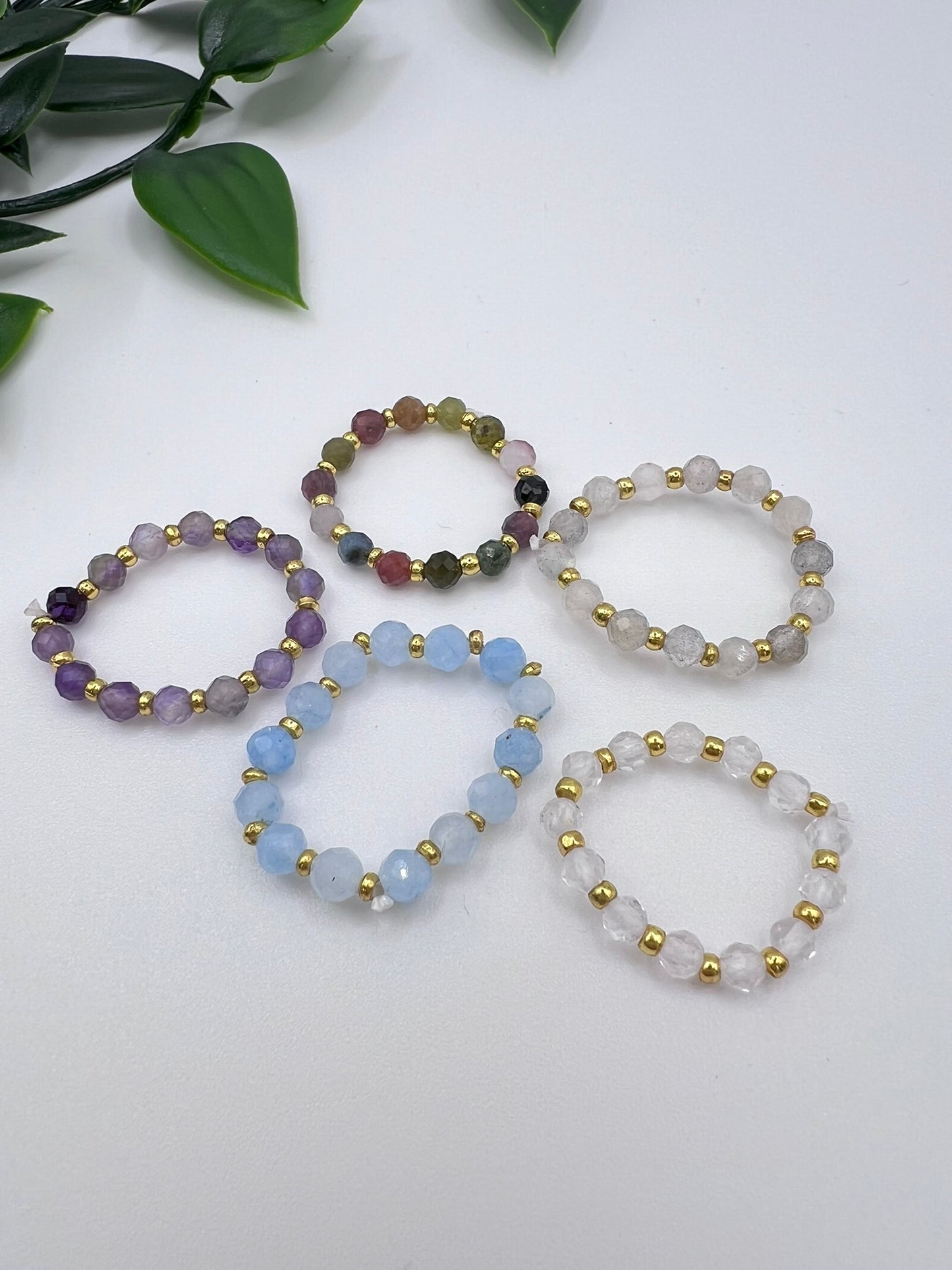 Kristallringe mit goldenen Zwischenperlen – Bergkristall, Amethyst, Aquamarin, Mondstein & bunter Turmalin