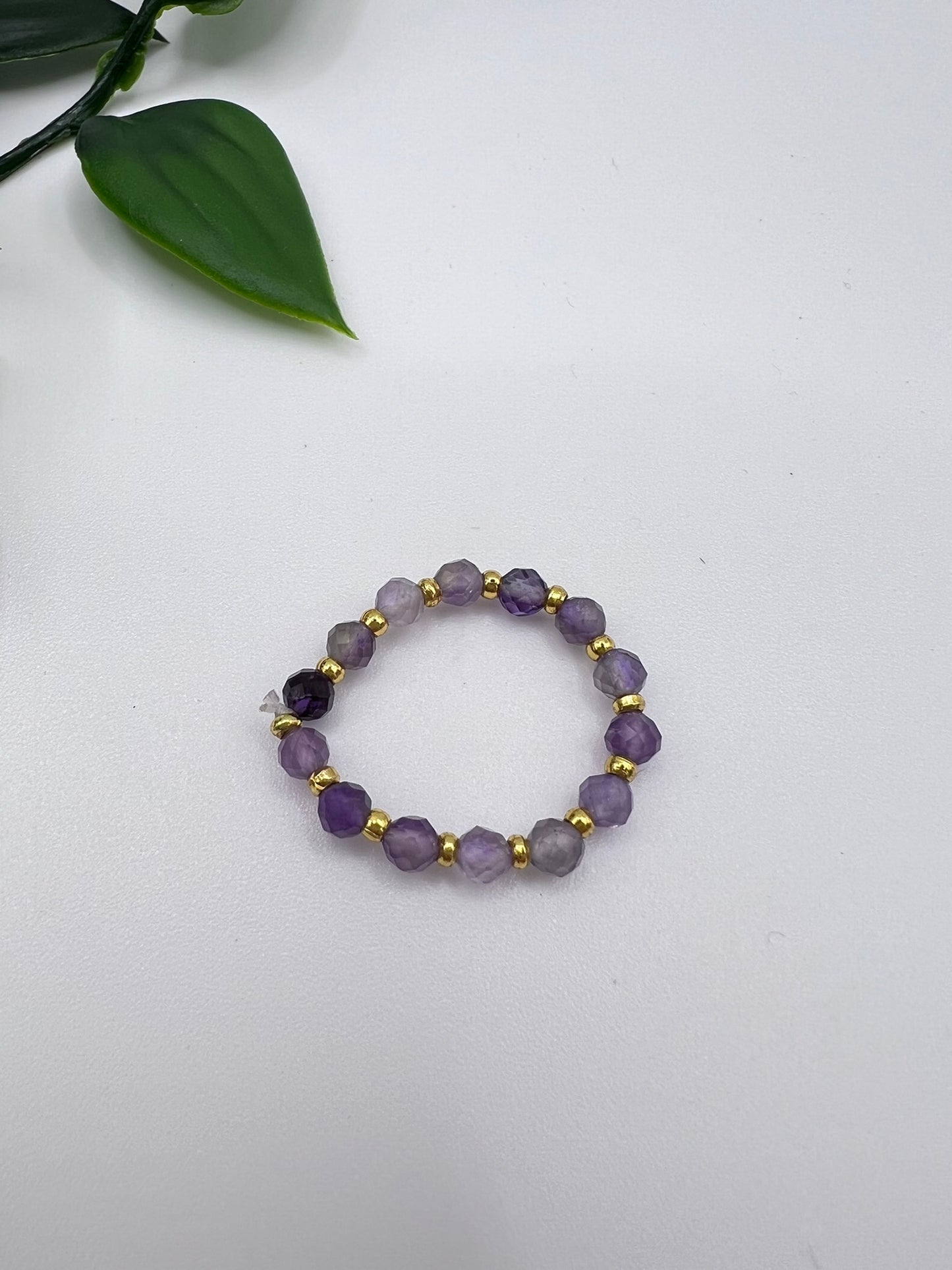 Kristallringe mit goldenen Zwischenperlen – Bergkristall, Amethyst, Aquamarin, Mondstein & bunter Turmalin