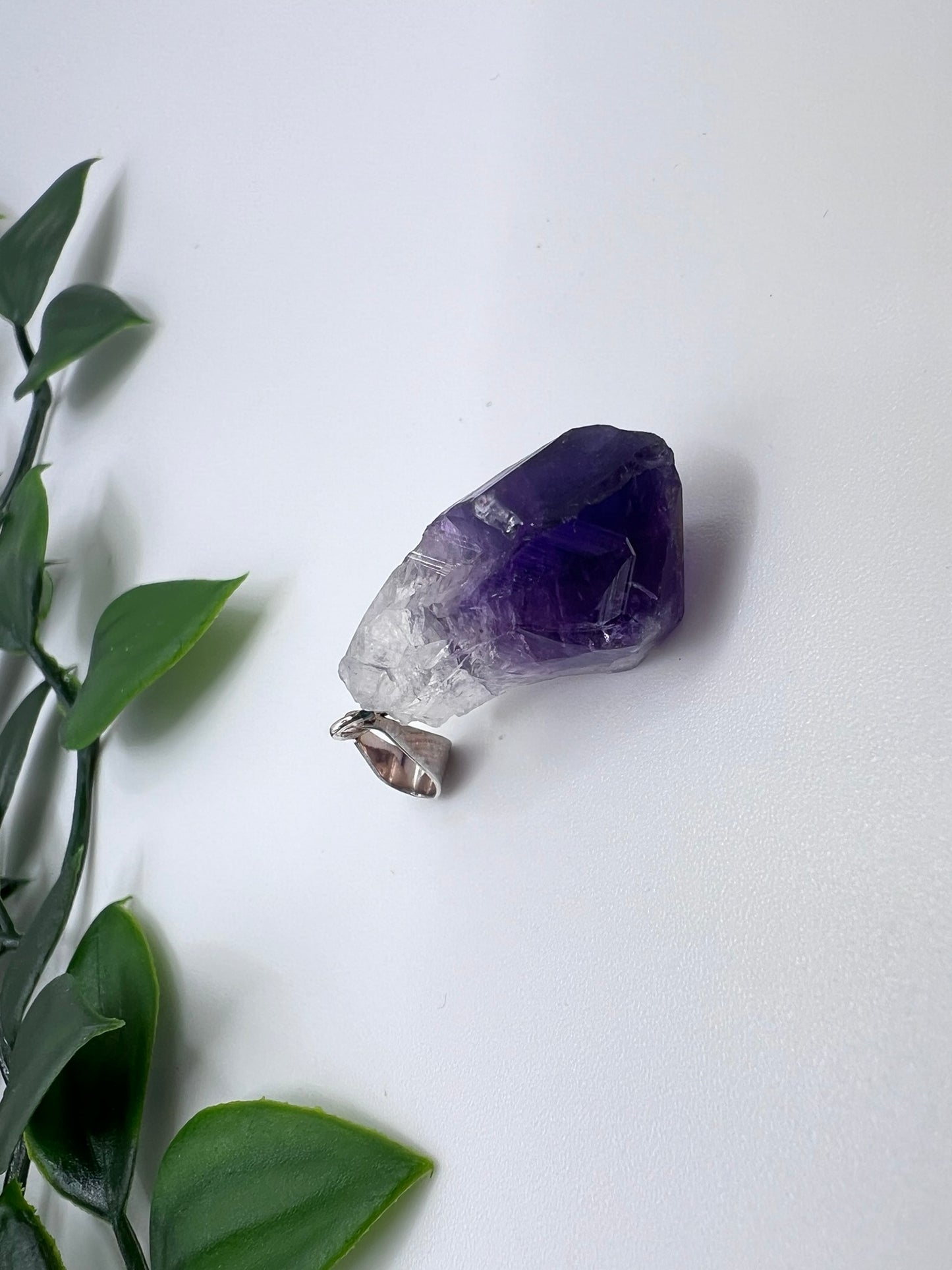 Amethyst Rohstein Anhänger – kräftiges Violett, versilbert, 2,3 cm