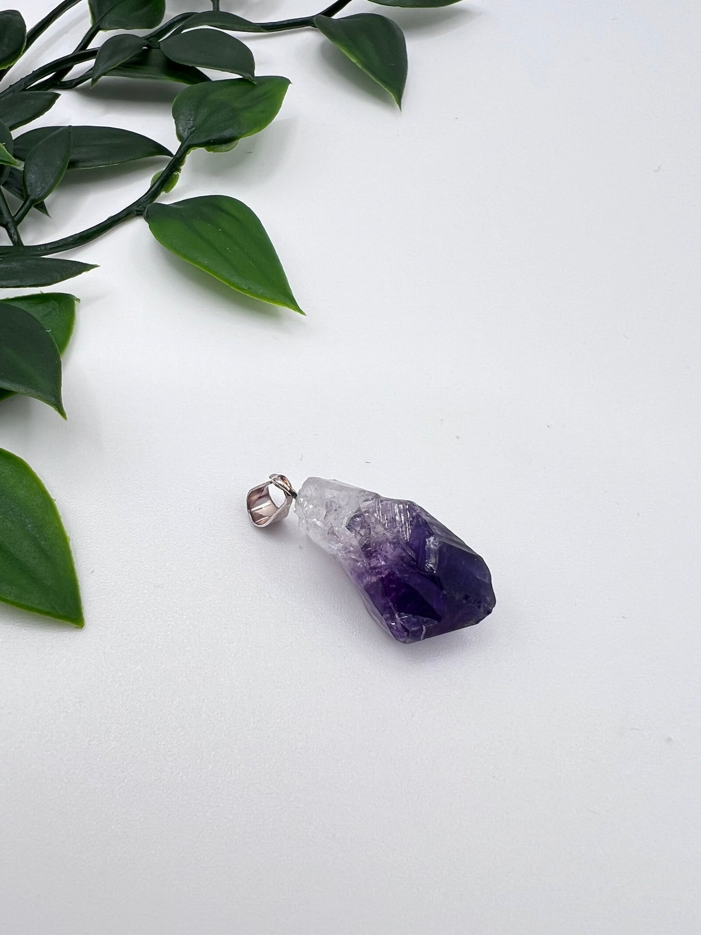 Amethyst Rohstein Anhänger – kräftiges Violett, versilbert, 2,3 cm