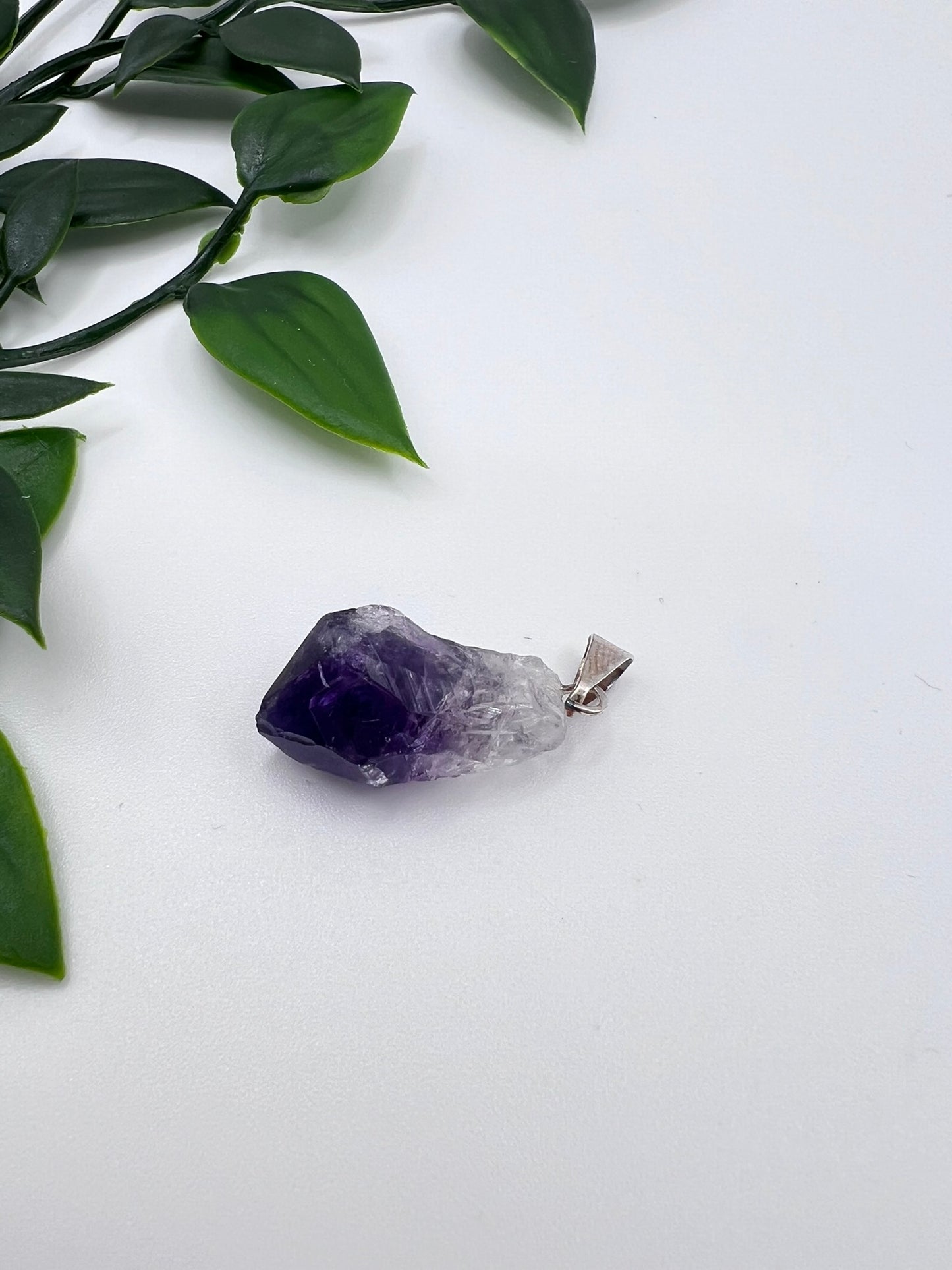 Amethyst Rohstein Anhänger – kräftiges Violett, versilbert, 2,3 cm