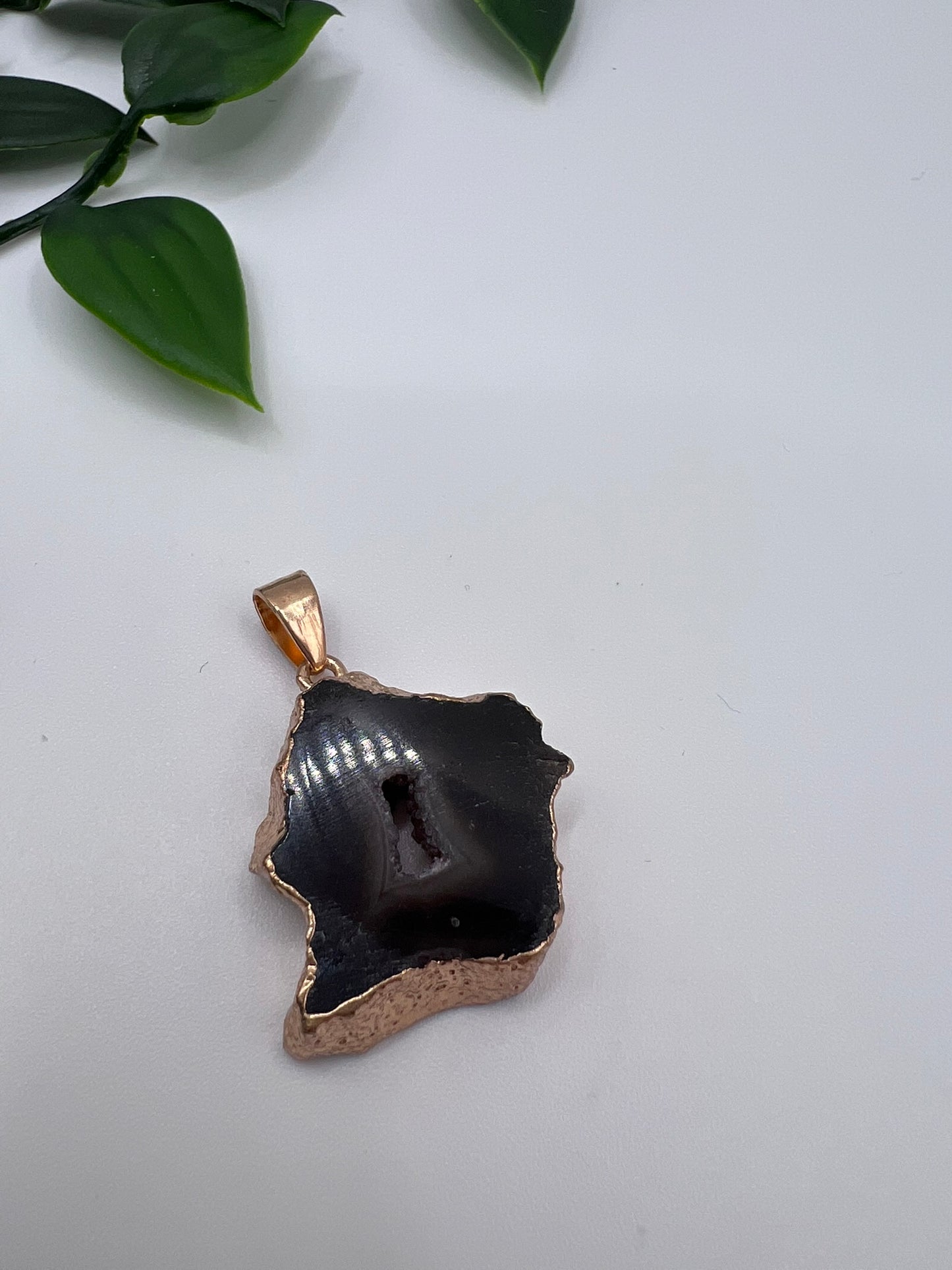 Achat-Geoden-Anhänger – Einzigartige Naturwunder mit goldenem Akzent