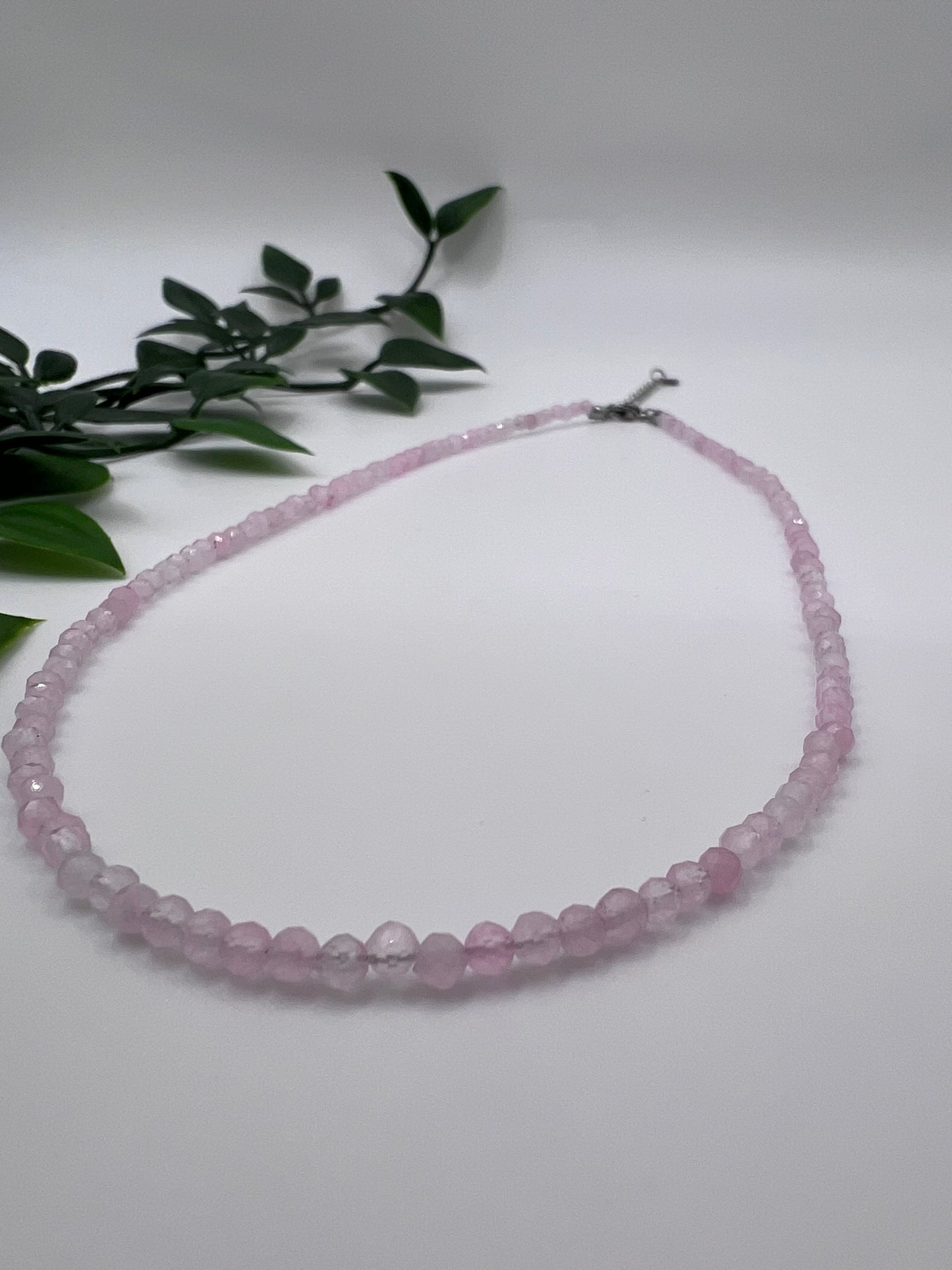 Rosenquarz Halskette, facettiert – Liebe, Harmonie & Sanftmut in zarter Eleganz