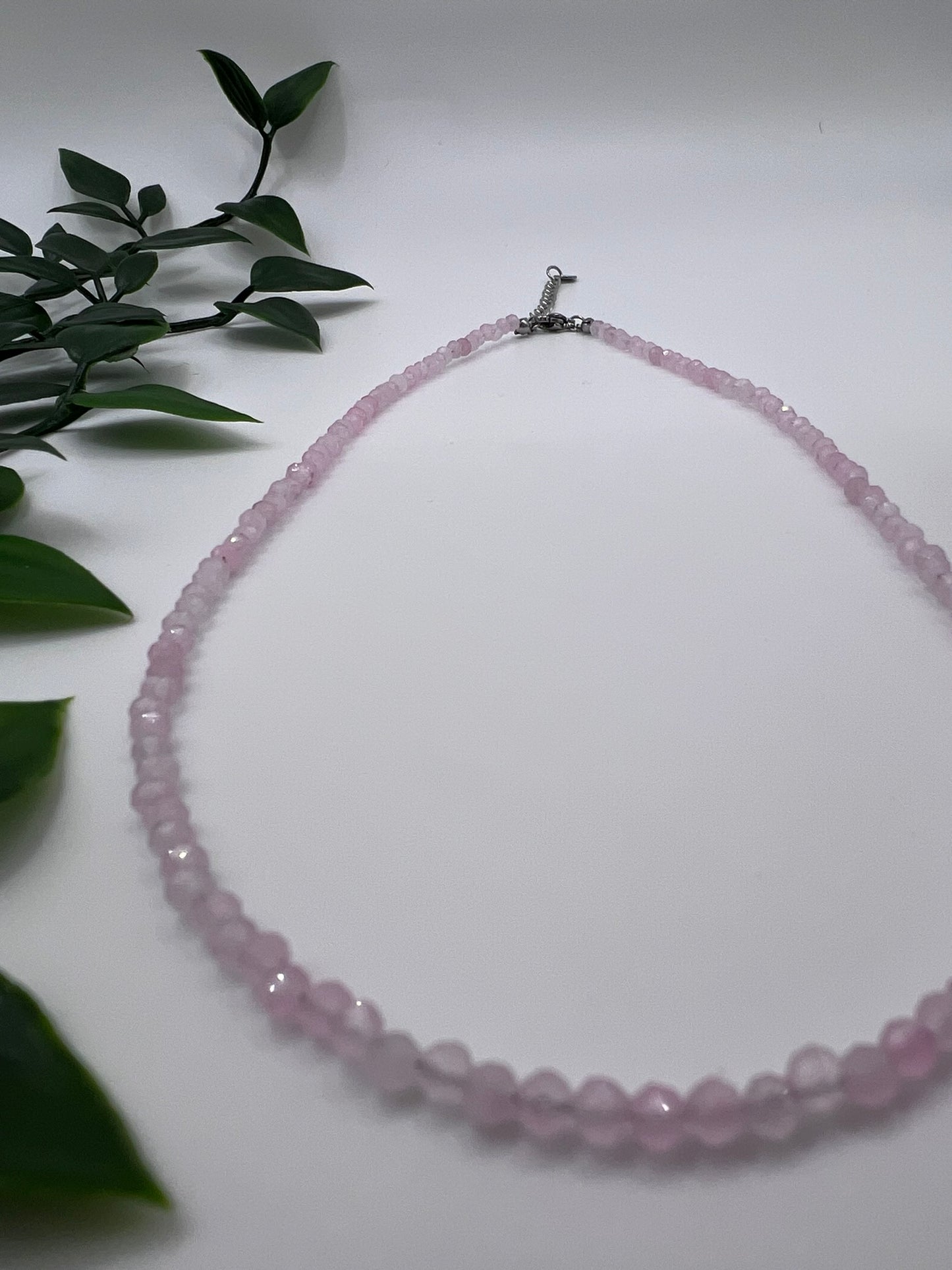 Rosenquarz Halskette, facettiert – Liebe, Harmonie & Sanftmut in zarter Eleganz