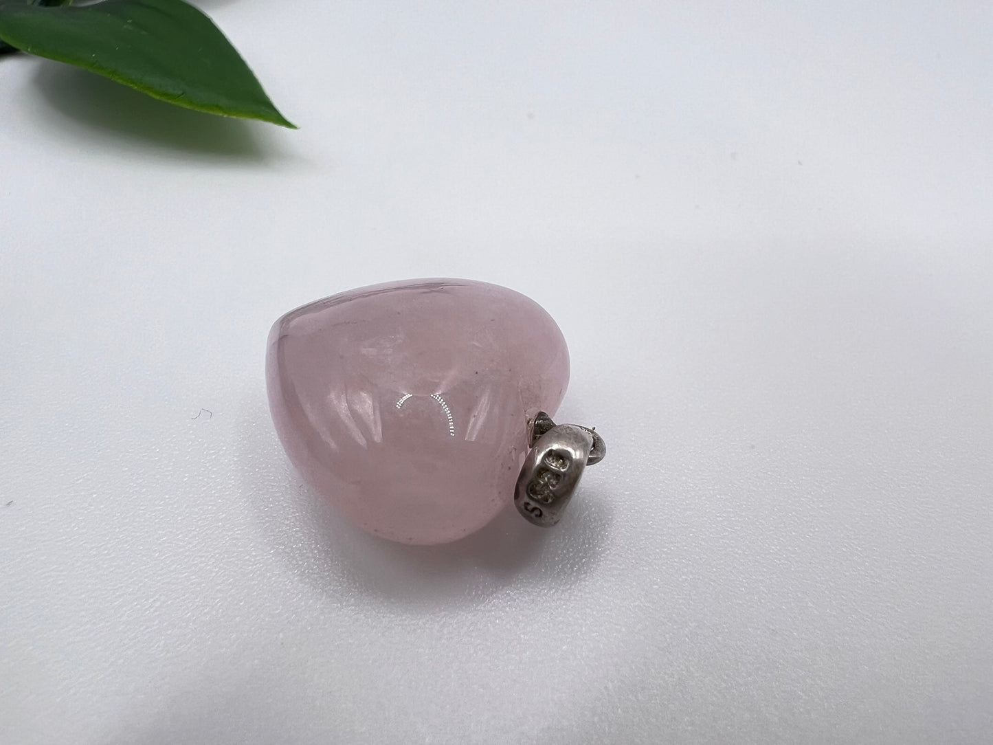 Rosenquarz Herzanhänger – Liebe & Sanftmut in zarter Form | 1,5 cm