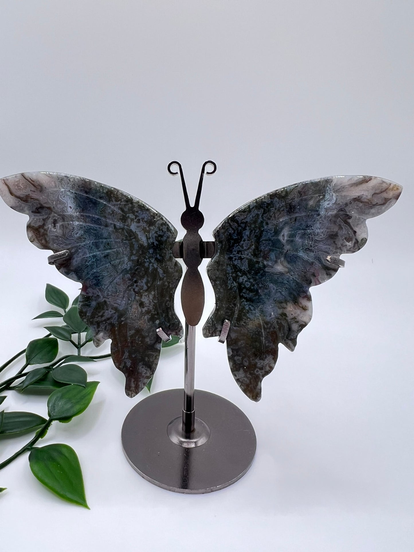 Kristallschmetterling aus Moosachat – Erdung, Wachstum & Naturverbundenheit - S