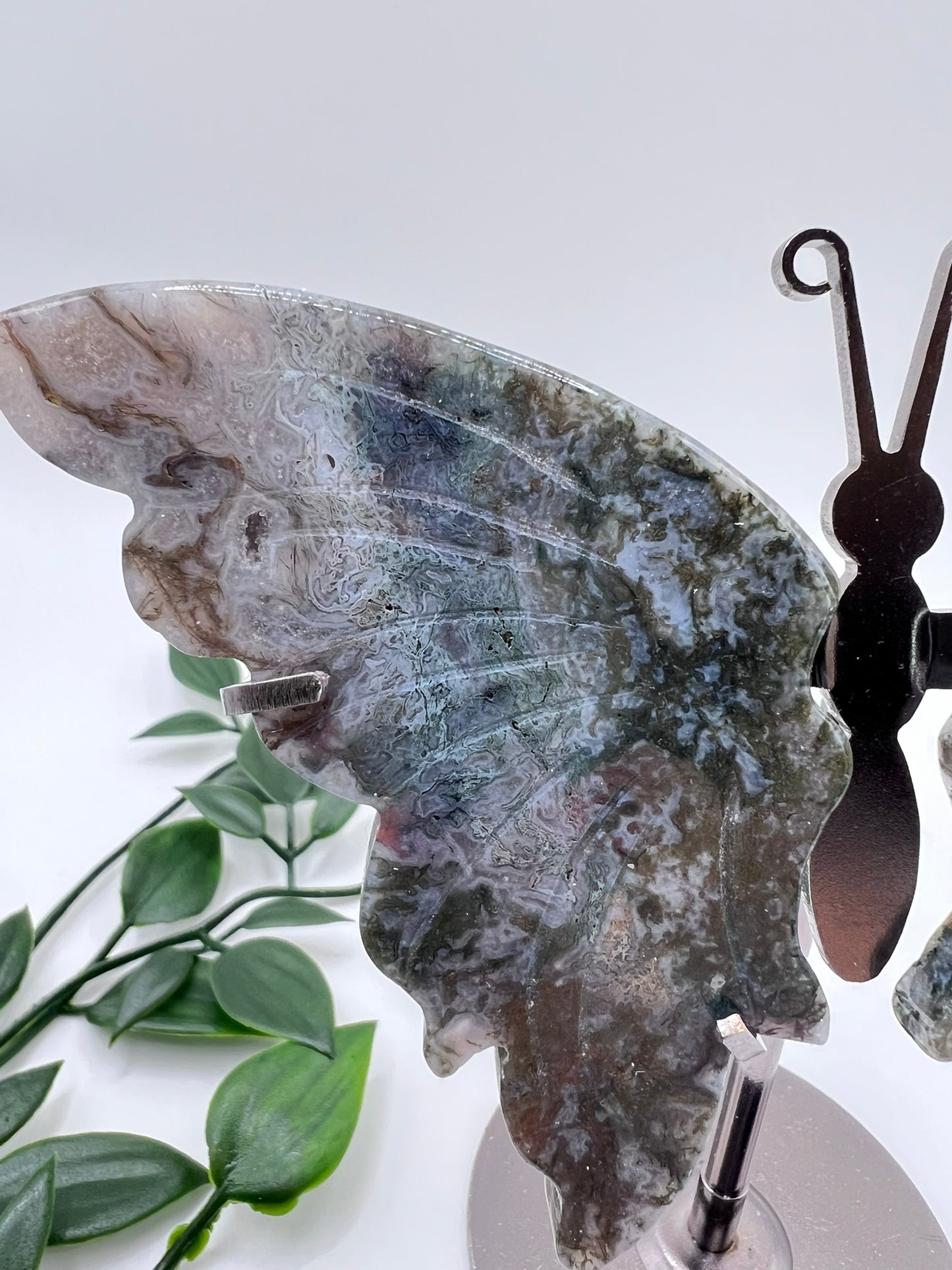 Kristallschmetterling aus Moosachat – Erdung, Wachstum & Naturverbundenheit - S