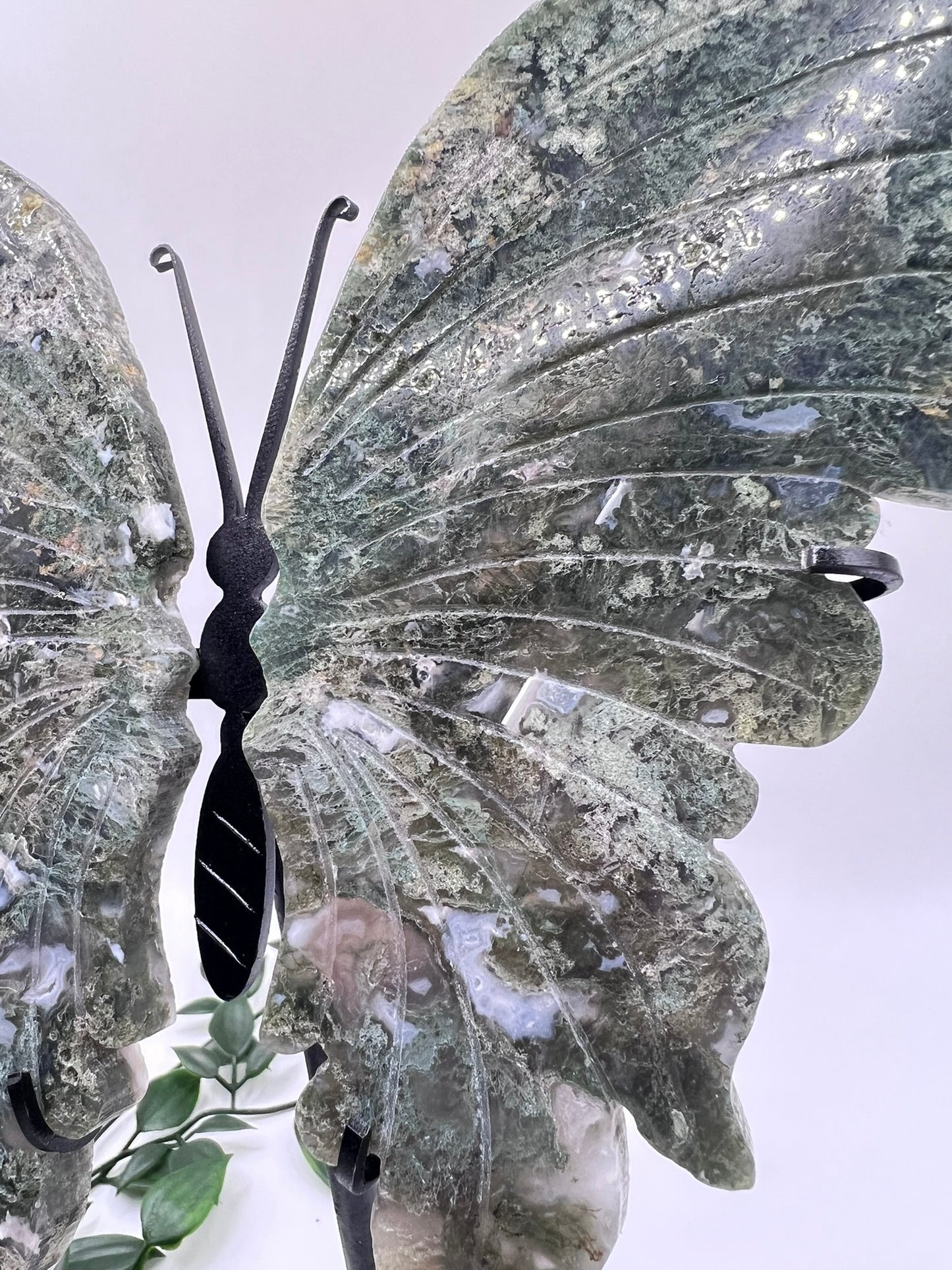 Kristallschmetterling aus Moosachat – Erdung, Wachstum & Naturverbundenheit - L