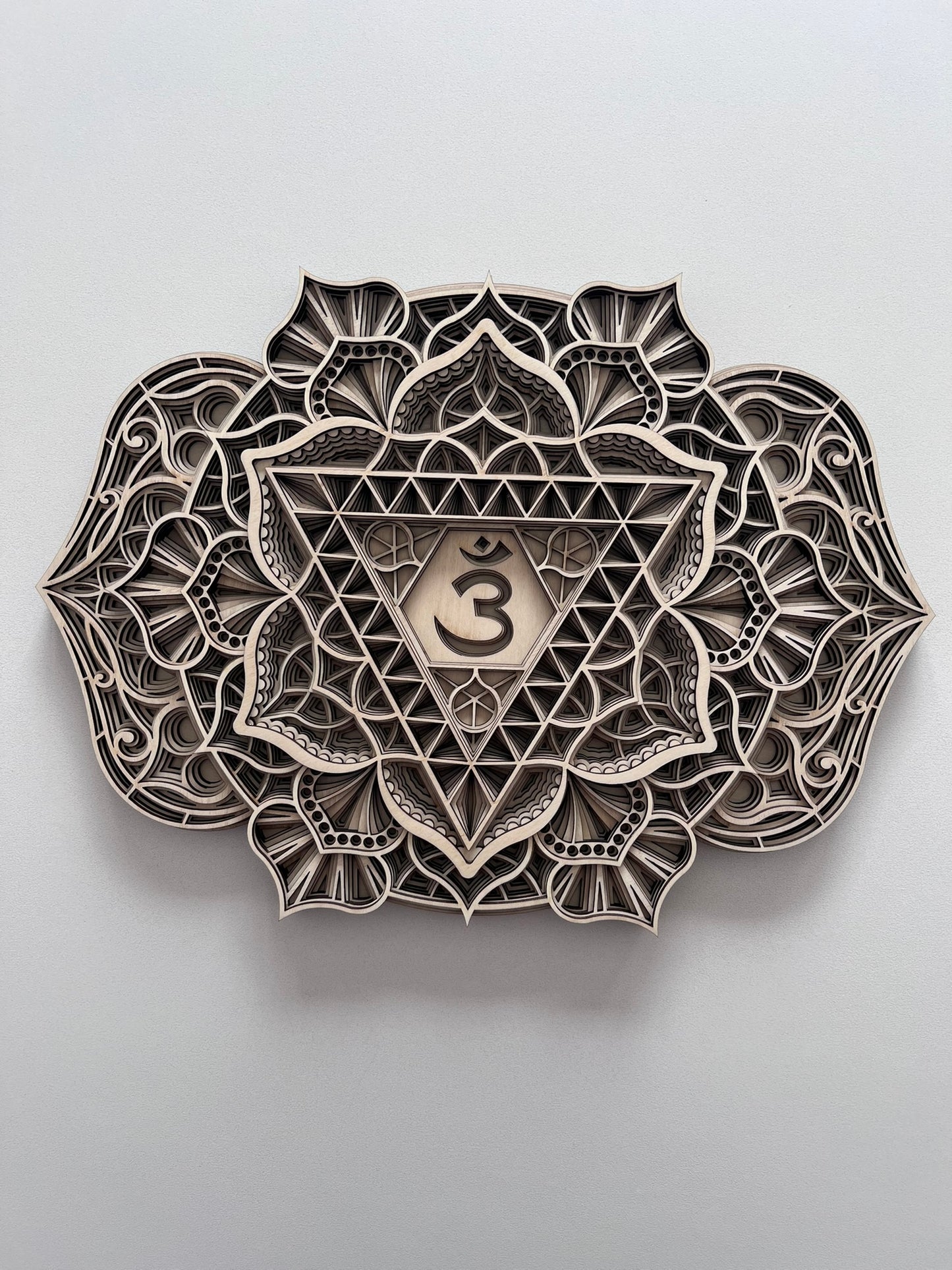 Chakra Mandala aus Birkenholz – handgemacht einzigartig