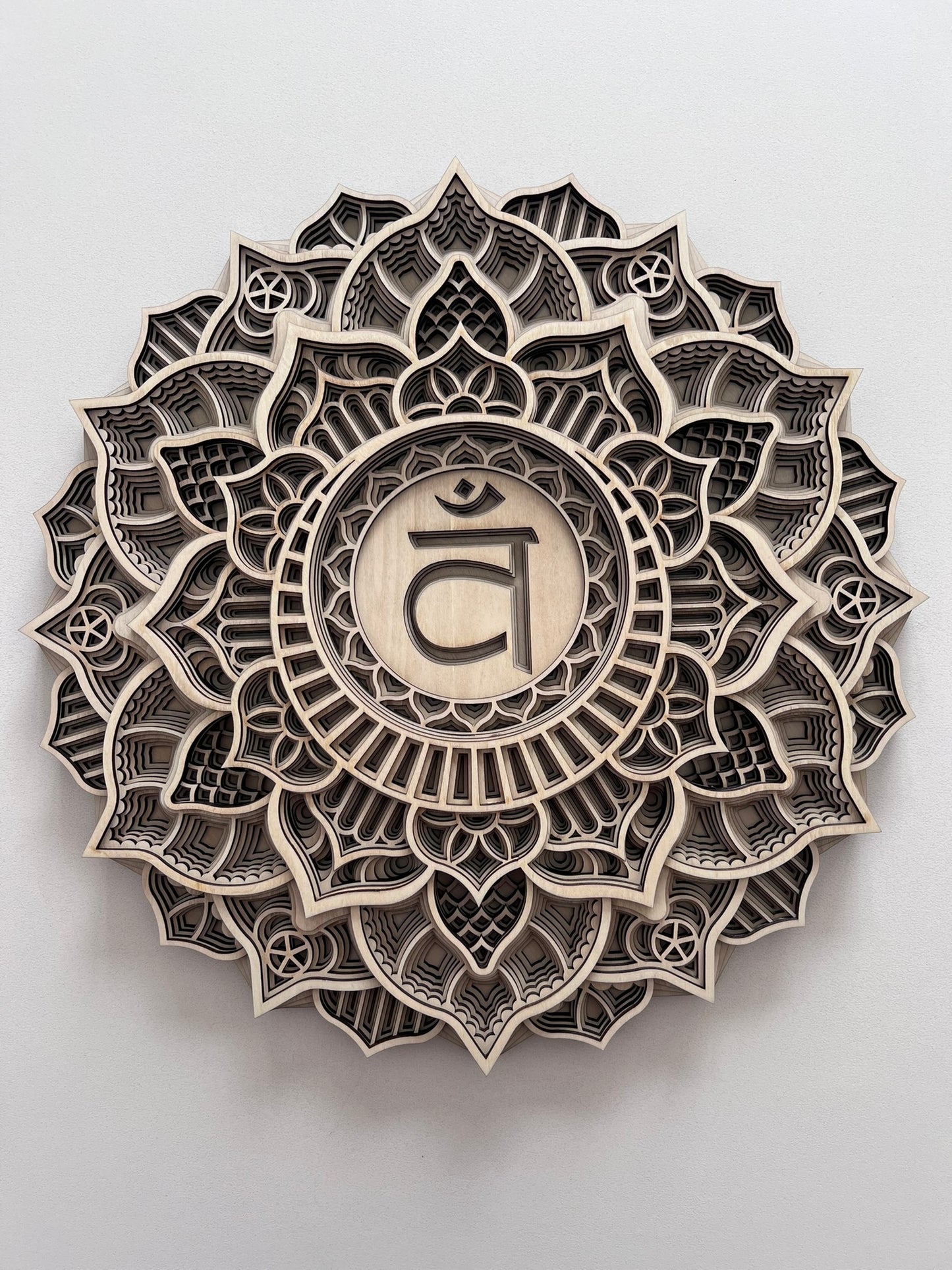 Chakra Mandala aus Birkenholz – handgemacht einzigartig
