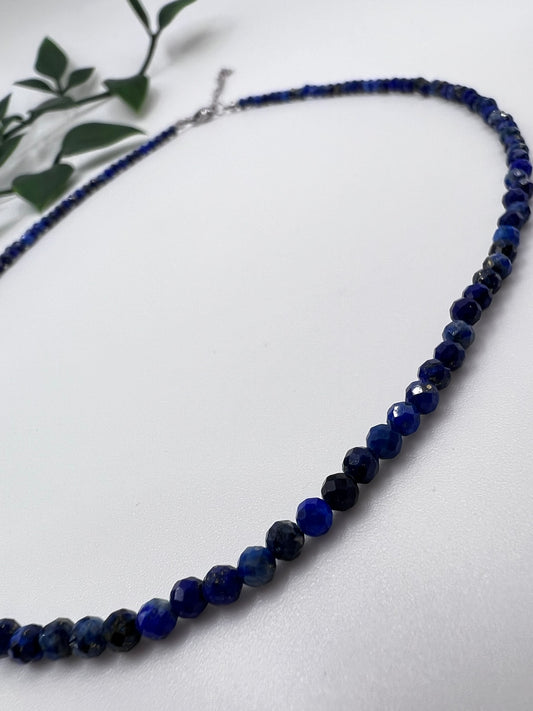 Elegante Lapis Lazuli Halskette, facettiert – Ausdruck von Wahrheit & innerer Stärke
