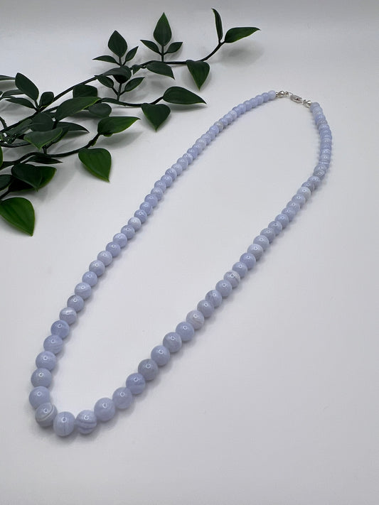 Chalcedon Perlenkette – Sanfte Stärke in zartem Blau