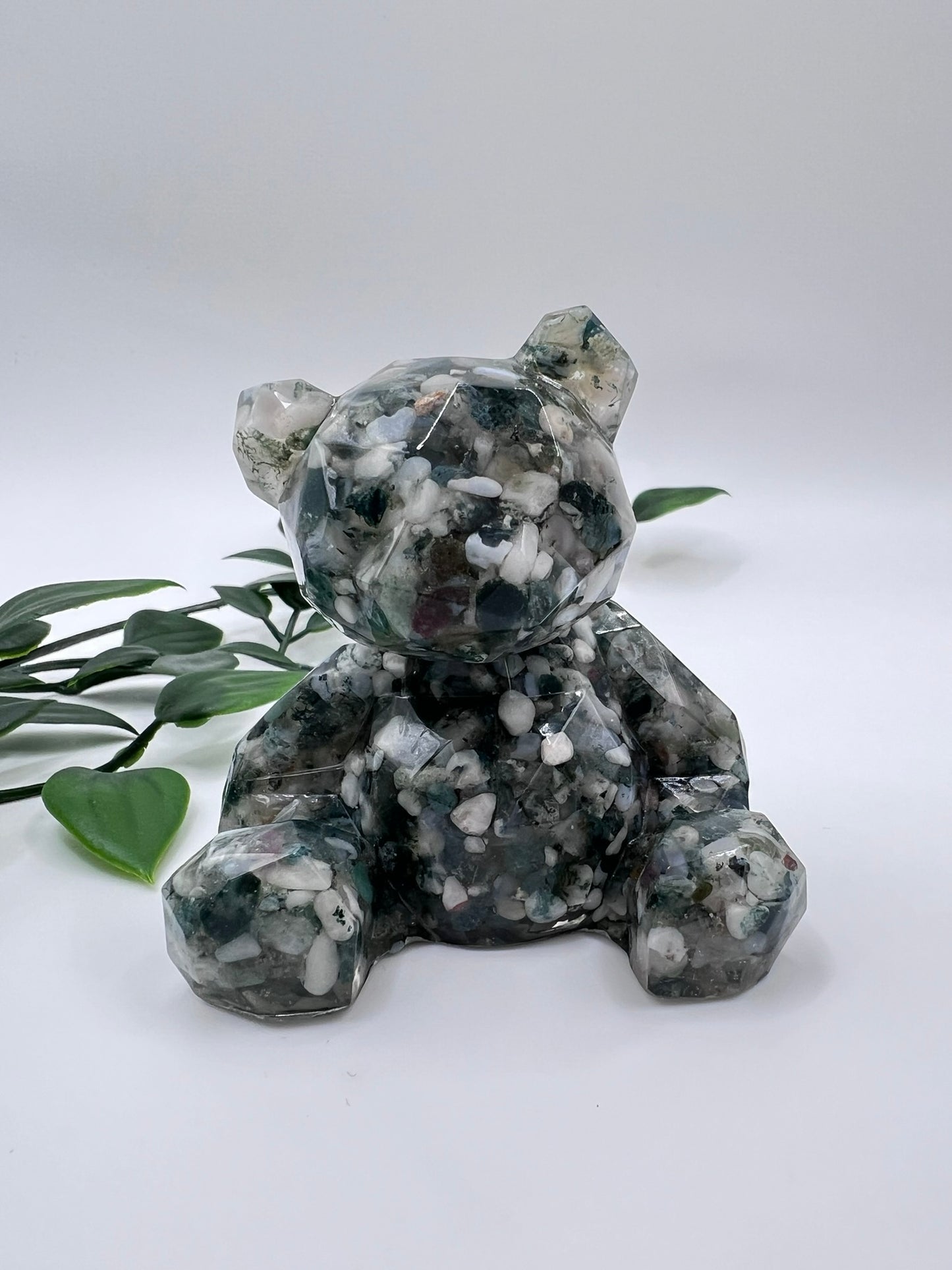 Resin-Bär mit Moosachat Kristallen – liebevoll gefertigtes Unikat voller Magie