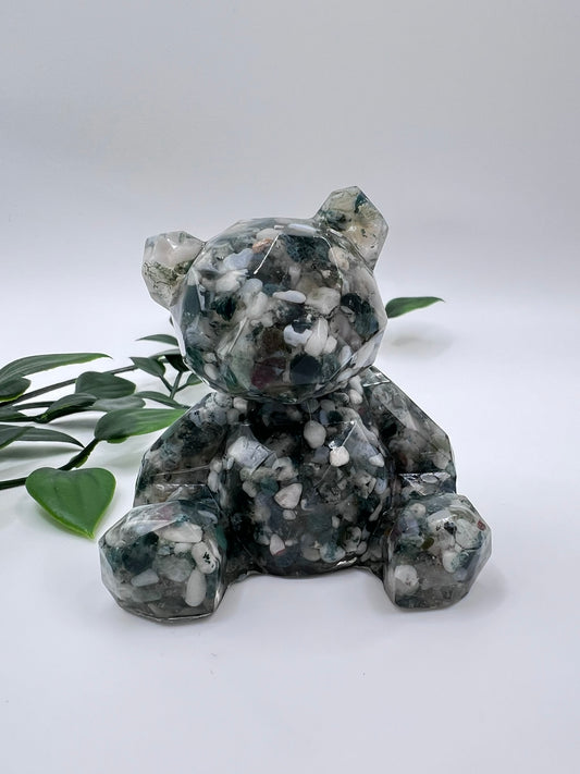 Resin-Bär mit Moosachat Kristallen – liebevoll gefertigtes Unikat voller Magie