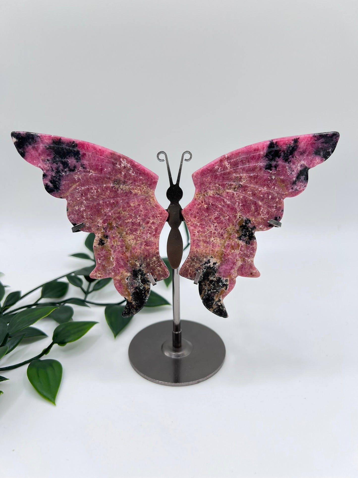Kristallschmetterling aus Rhodonit – Heilung, Harmonie & emotionale Ausgewogenheit - S