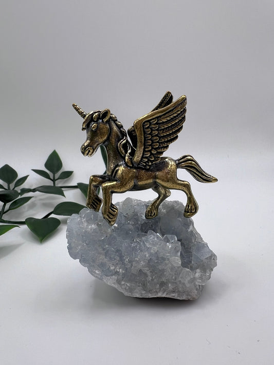 Einhorn auf Himmelsstein – Magische Dekoration mit Calcit