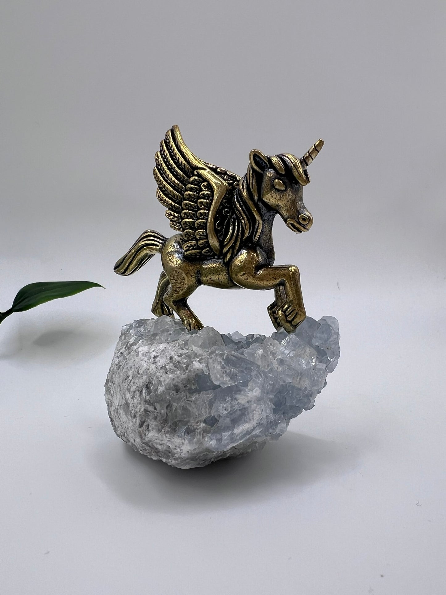Einhorn auf Himmelsstein – Magische Dekoration mit Calcit
