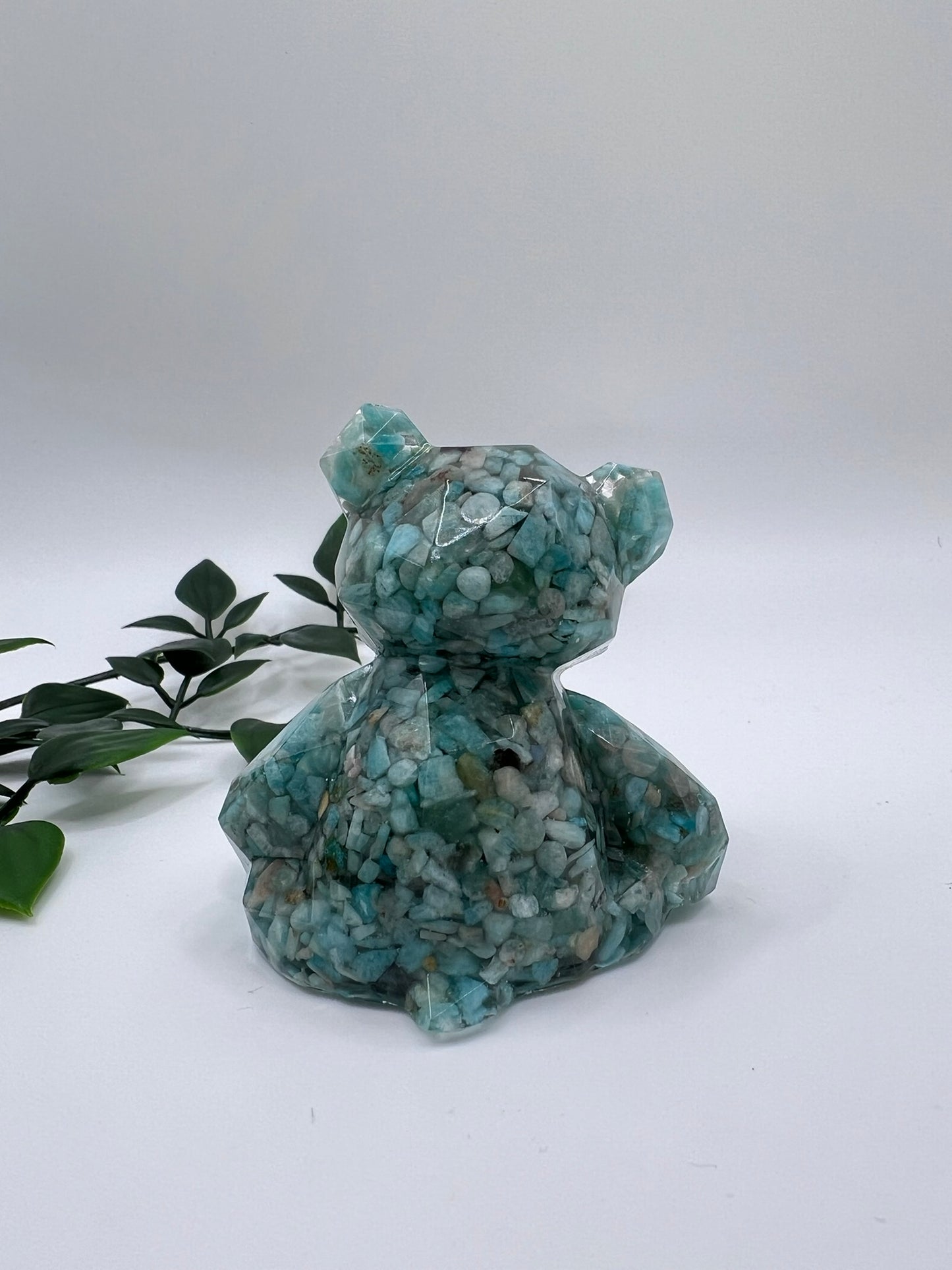 Resin-Bär mit Amazonit Kristallen – liebevoll gefertigtes Unikat voller Magie
