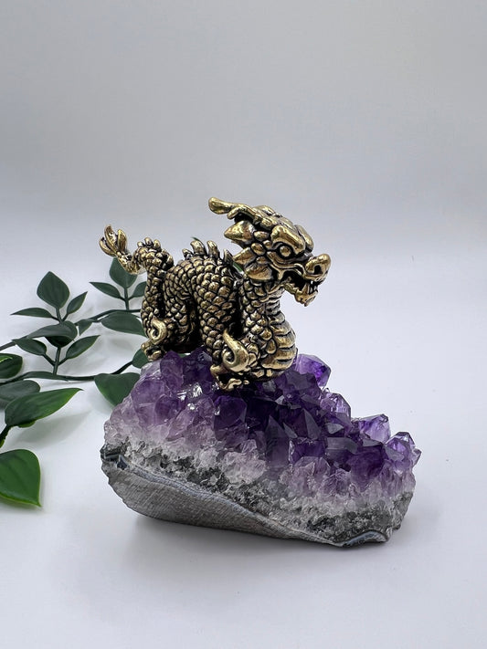 Amethyst-Cluster mit Drachenfigur – Mystik, Schutz & spirituelle Kraft
